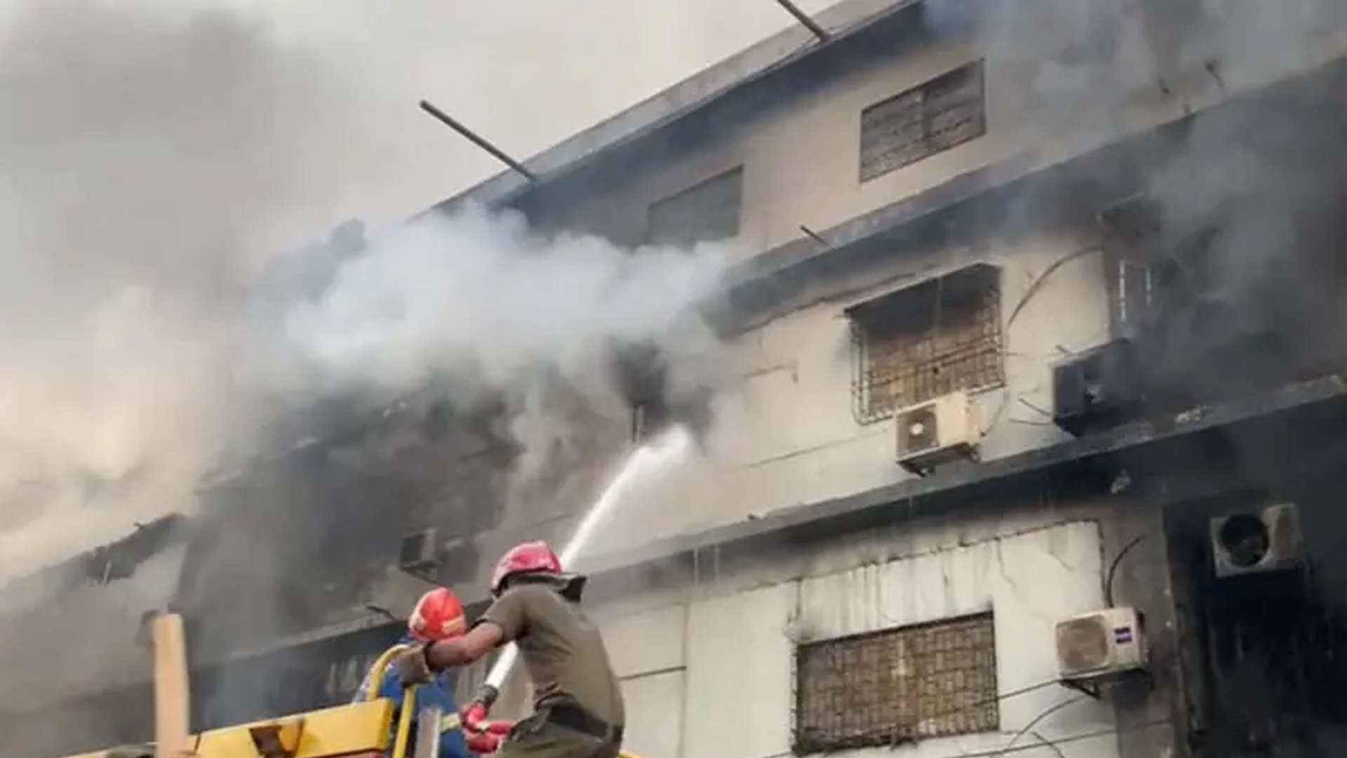 পাকিস্তানে শপিংমলে ভয়াবহ আগুন, নিহত ৬