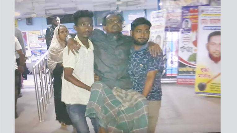 ঢাকা মেডিকেলে সহজে মেলে না ট্রলি, ক্ষতিগ্রস্ত হচ্ছেন রোগীরা