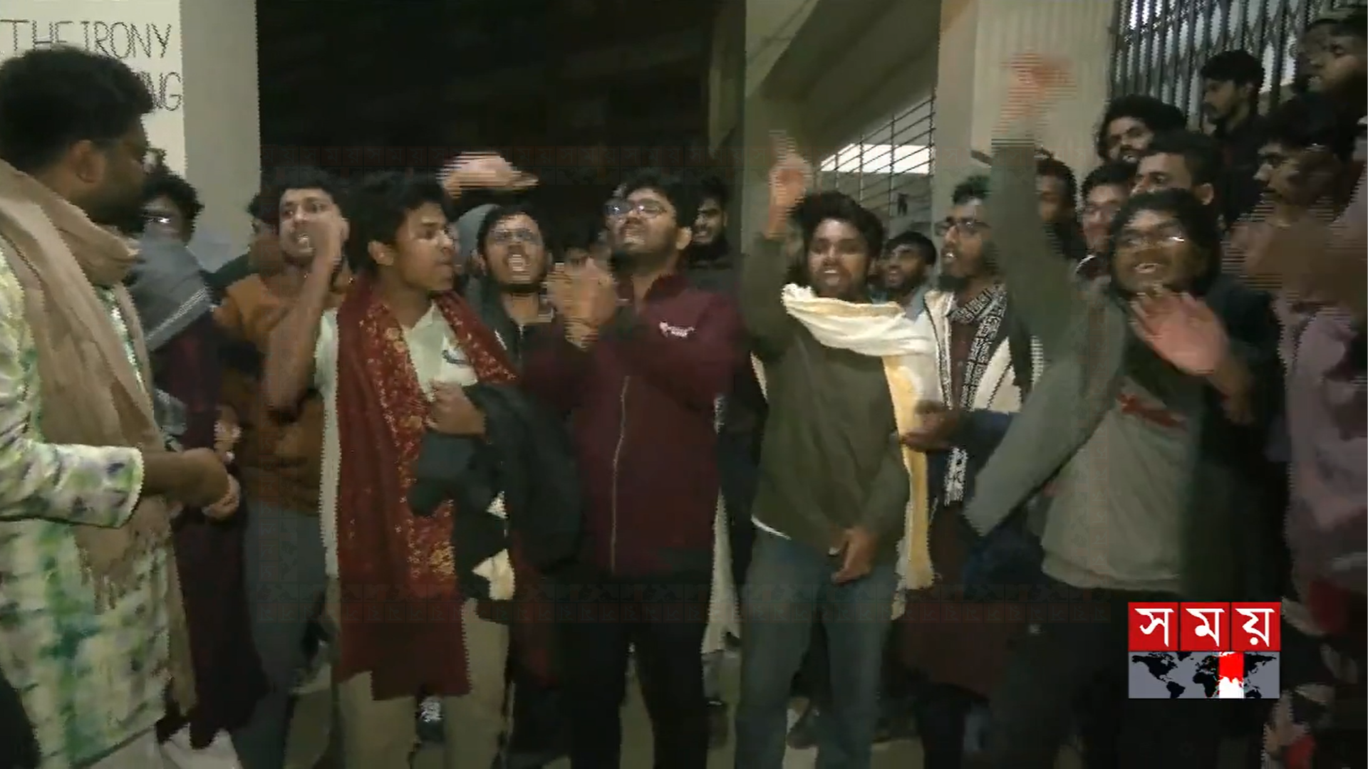 নির্ধারিত সময়ে শাকসু নির্বাচনের দাবিতে শিক্ষার্থীদের বিক্ষোভ