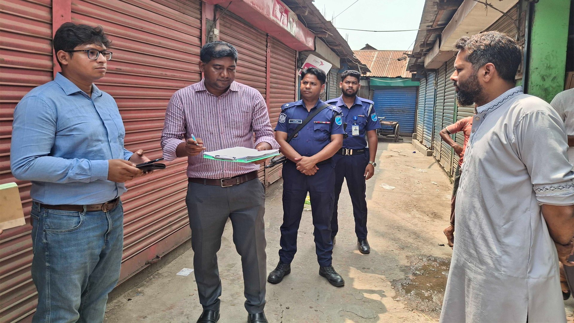 তেলের দামে কারসাজি: টাঙ্গাইলে তিন প্রতিষ্ঠানে জরিমানা