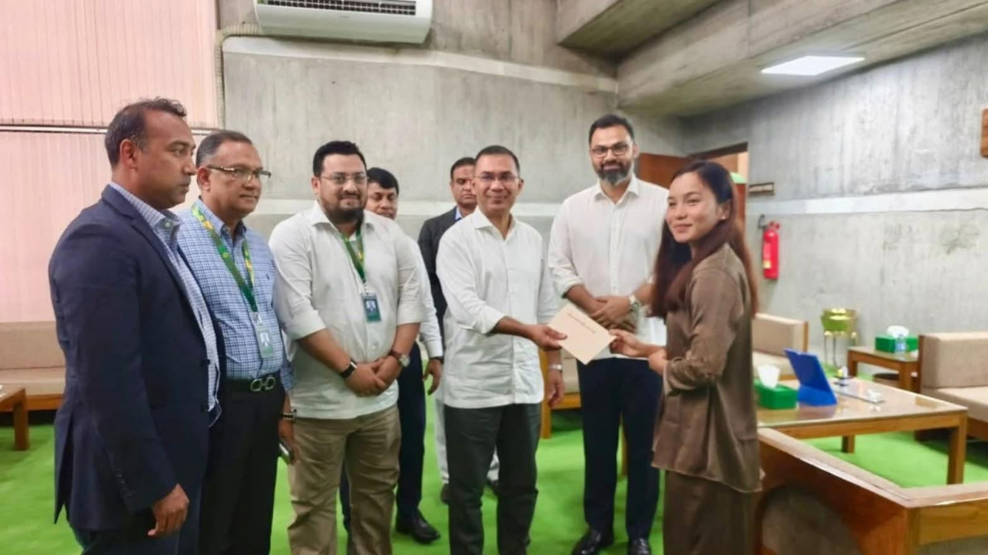 ঋতুপর্ণার বাড়ি নির্মাণে আর্থিক অনুদান দিলেন প্রধান