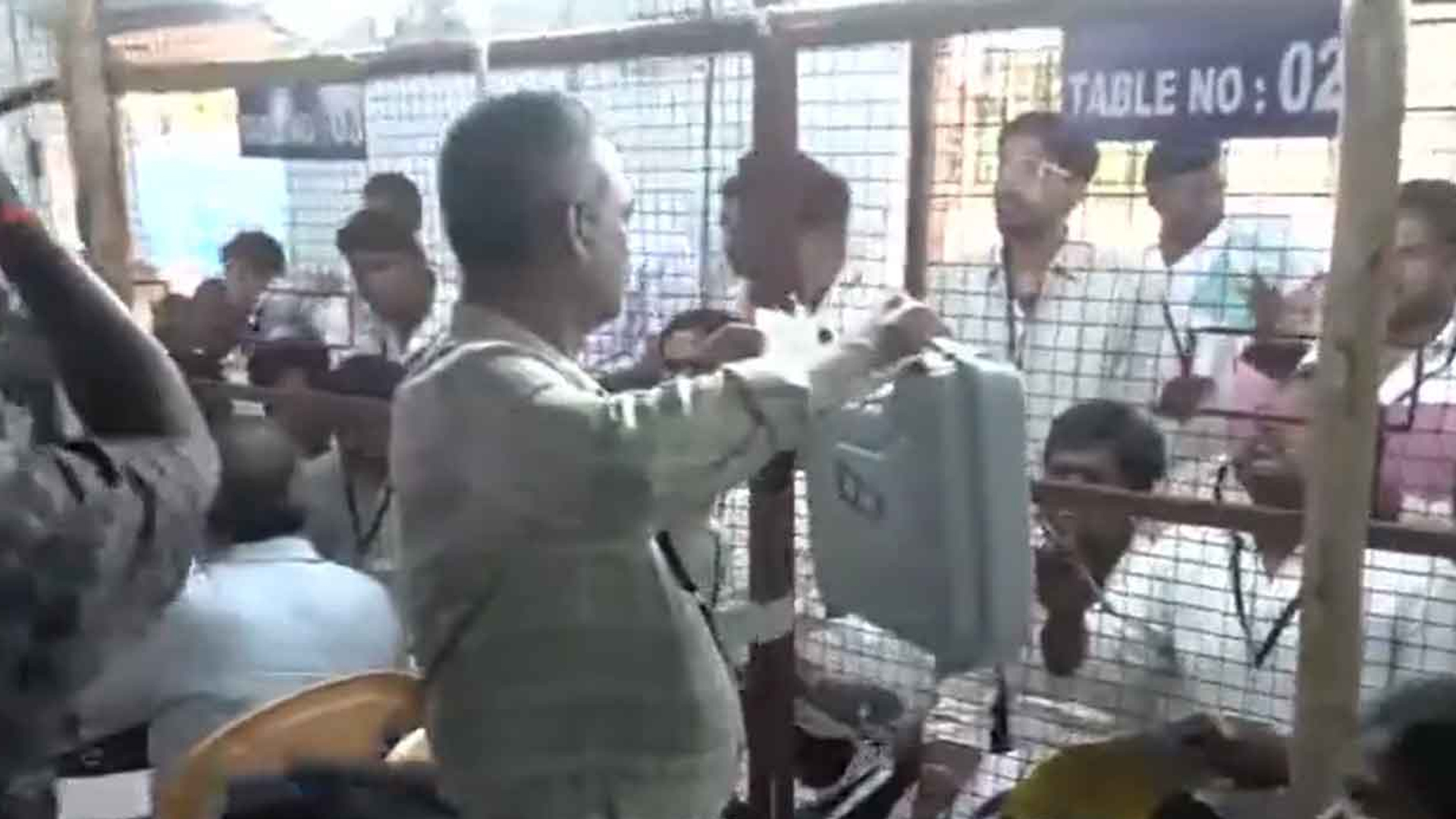 ভোট গণনার এক ঘণ্টা: বিজেপি এগিয়ে ১১৮ আসনে, তৃণমূল ১০৮