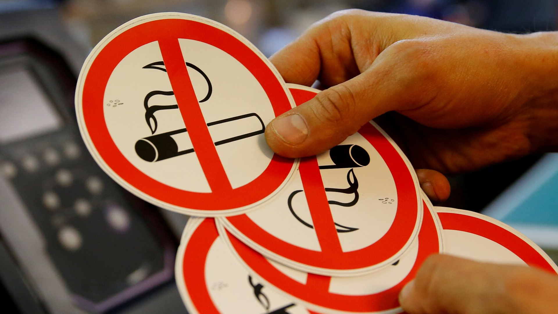 e-cigarette carnoules Maldives bans smoking for those born after 2007