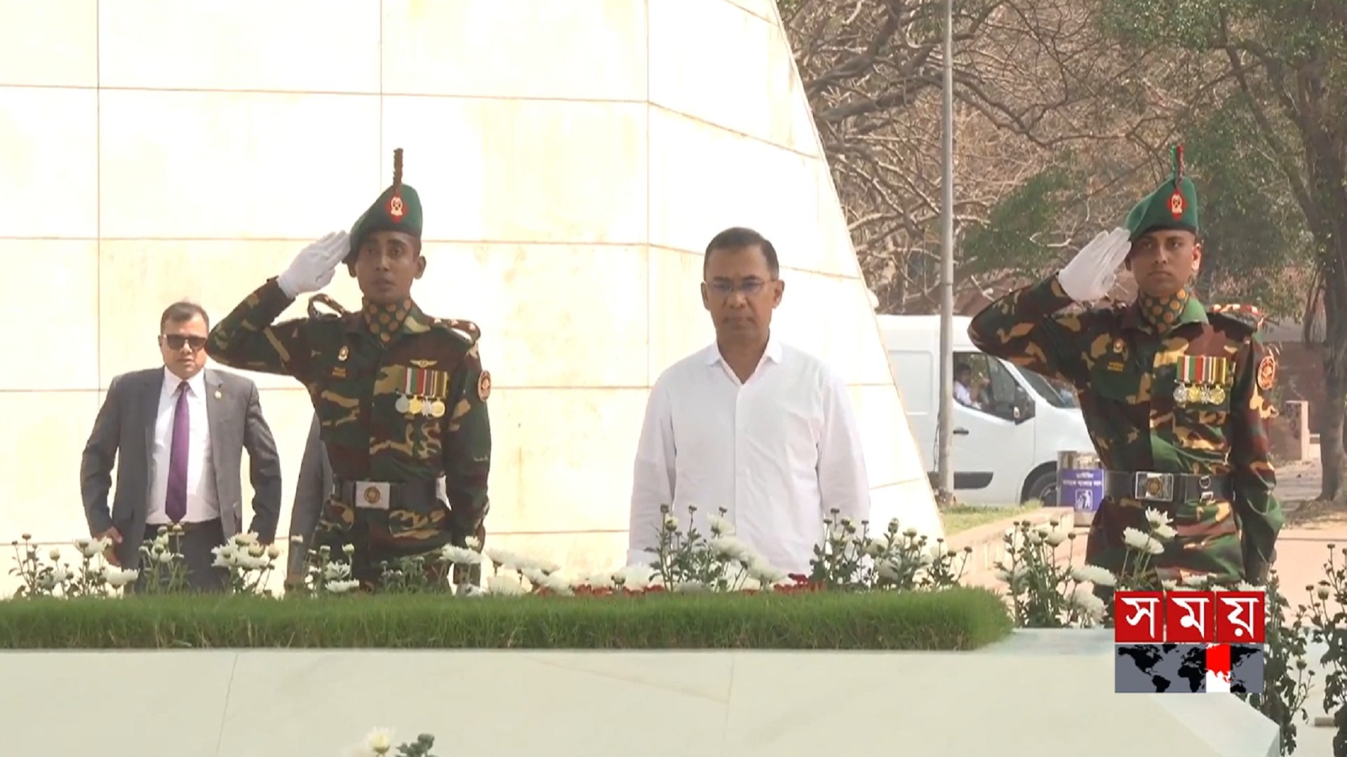 জিয়াউর রহমান ও বেগম জিয়ার সমাধিতে প্রধানমন্ত্রীর শ্রদ্ধা