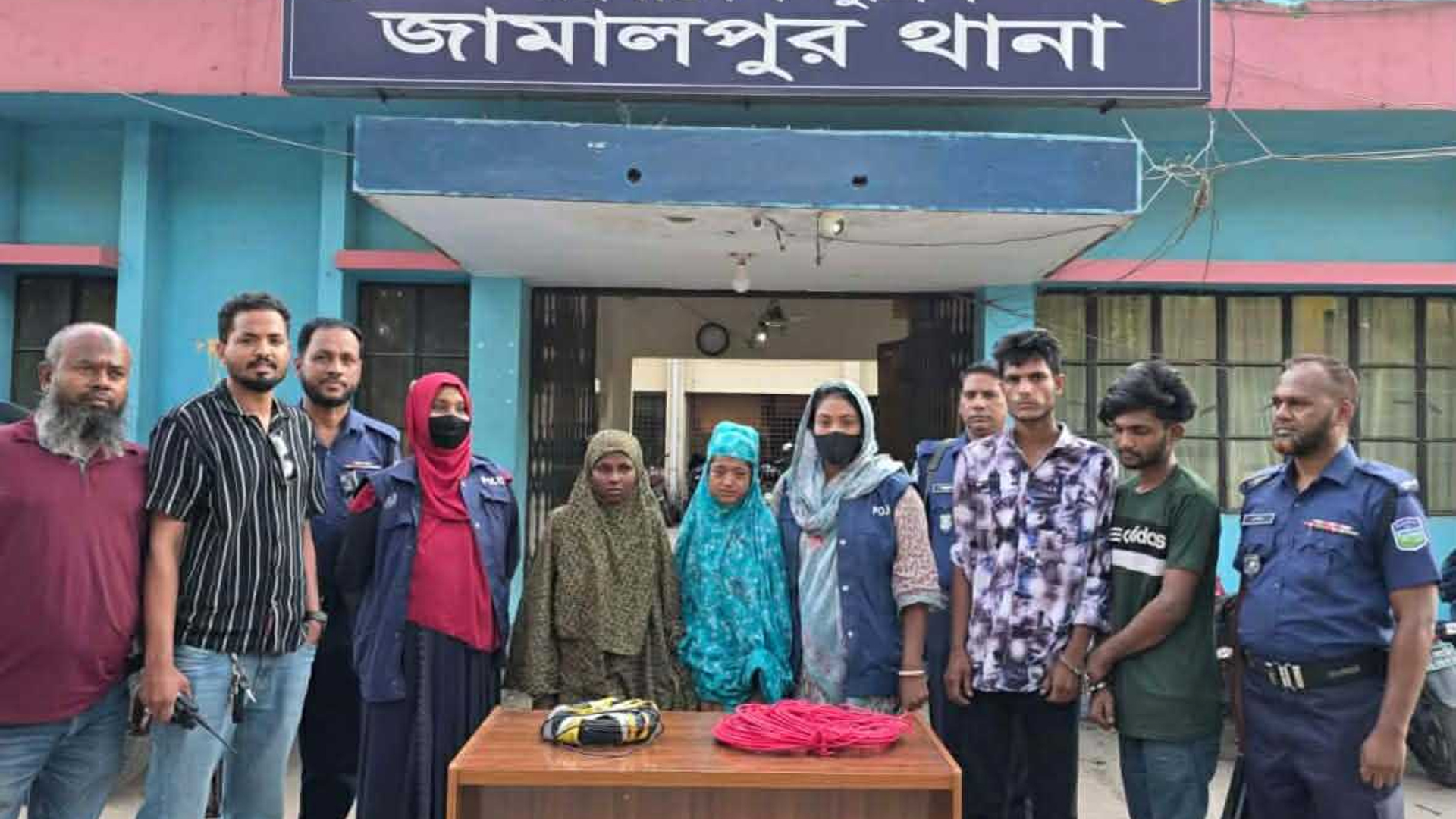 জামালপুরে বহুতল ভবনে চুরির ঘটনায় সিসিটিভি ফুটেজ দেখে ৪ জনকে ধরল পুলিশ