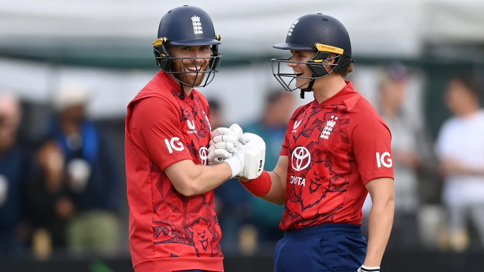 Skinheads bir-birining siklarini sorishadi gey porno