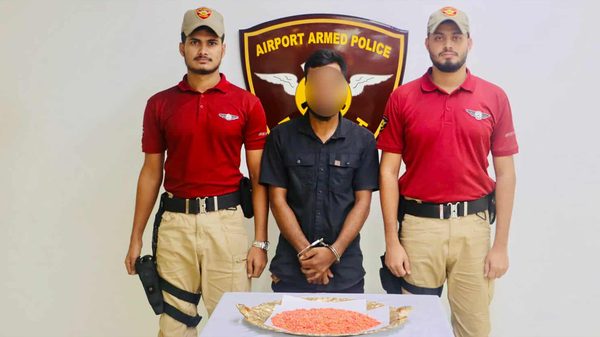 শাহজালালে যাত্রীর পাকস্থলীতে মিলল ৬৩৭৮ ইয়াবা