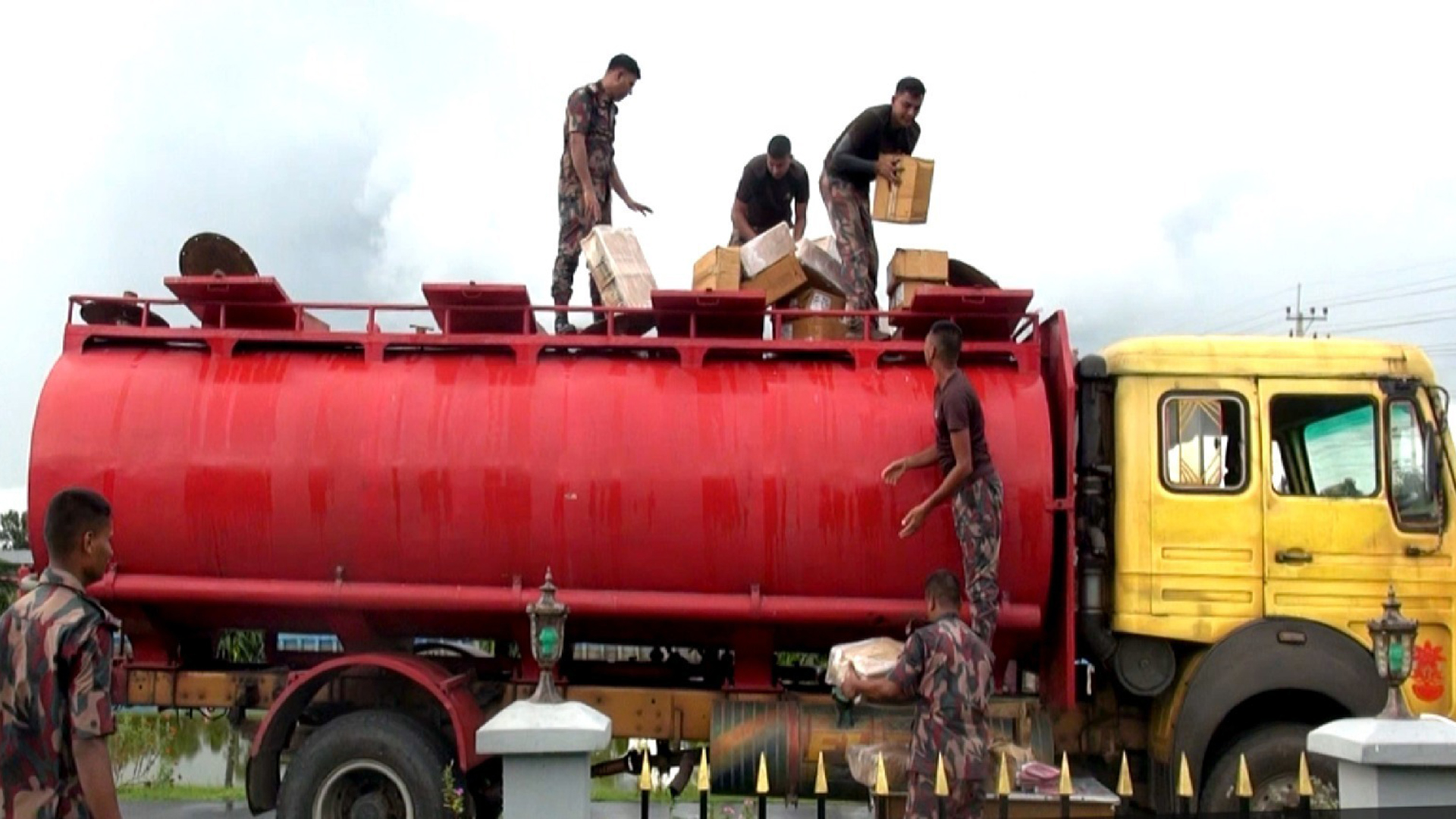 তেলবাহী লরিতে সোয়া কোটি টাকার ভারতীয় পণ্য, অতঃপর...