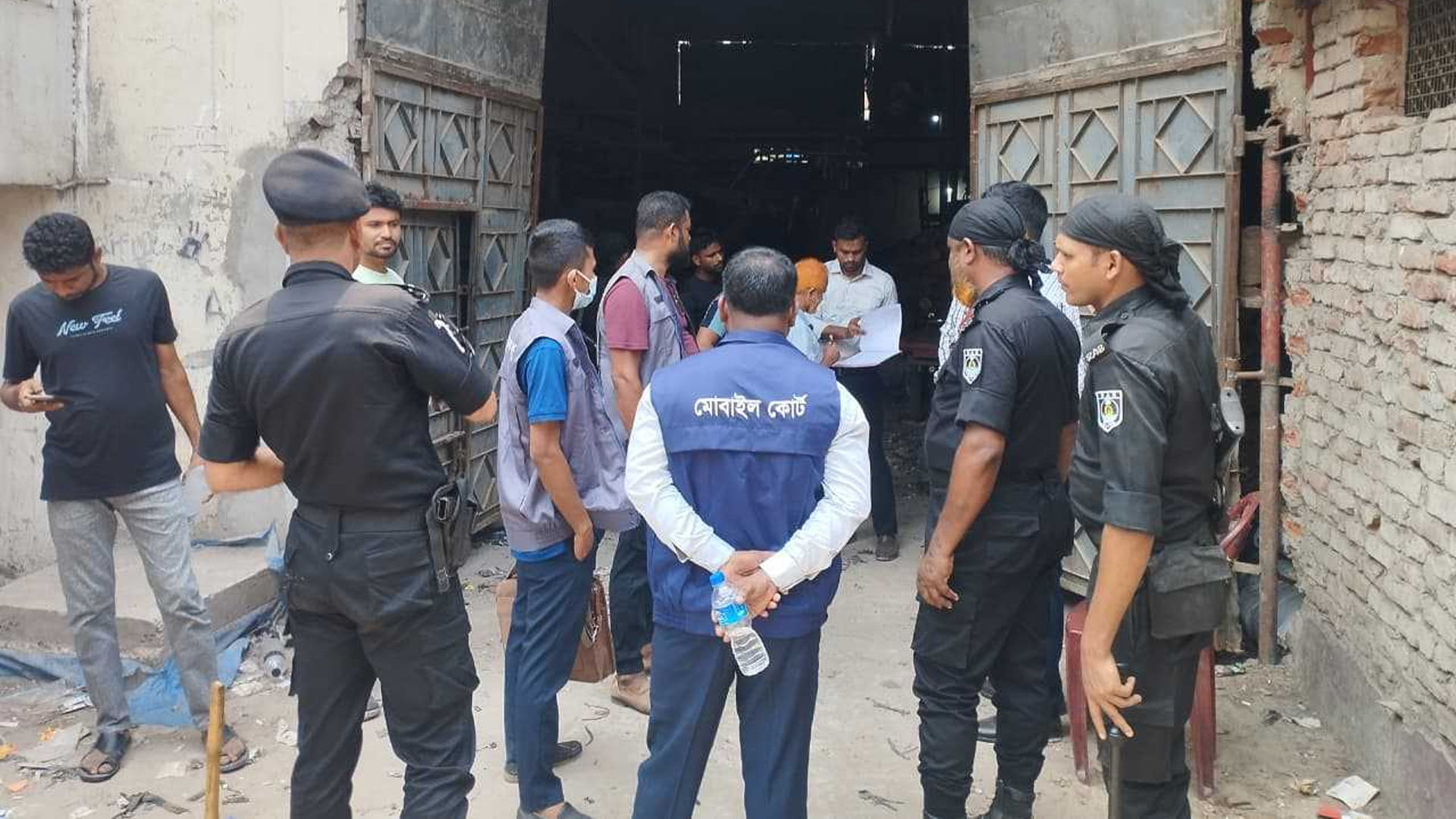 নারায়ণগঞ্জে বায়ু দূষণের দায়ে দুটি শিল্প প্রতিষ্ঠানকে জরিমানা