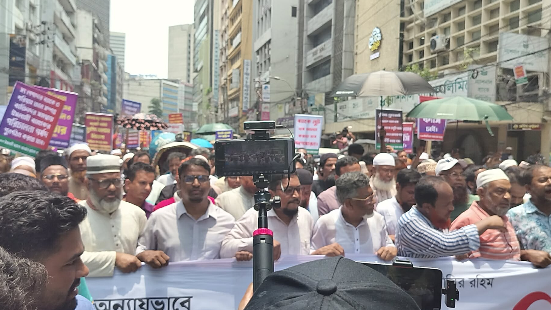 ইসলামী ব্যাংকের চেয়ারম্যানের পদত্যাগ দাবিতে আজও দিলকুশায় গ্রাহকদের অবস্থান