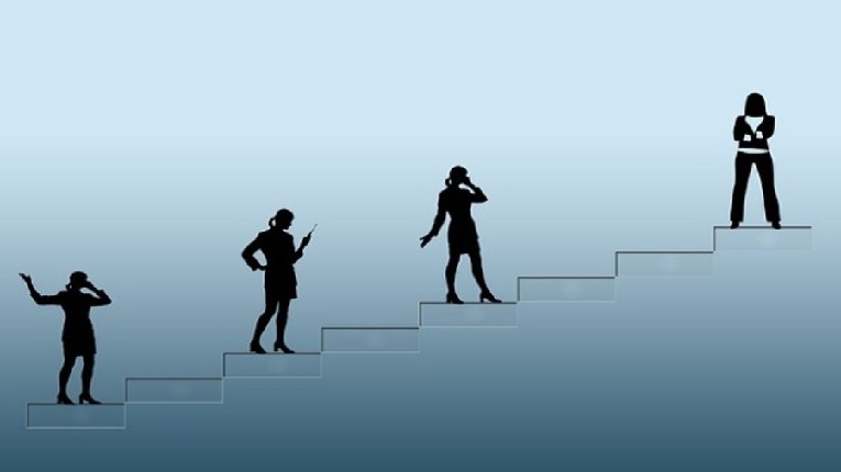 Yoldan otayotgan qizlarga erkalash Yoldan otayotgan qizlarga erkalash