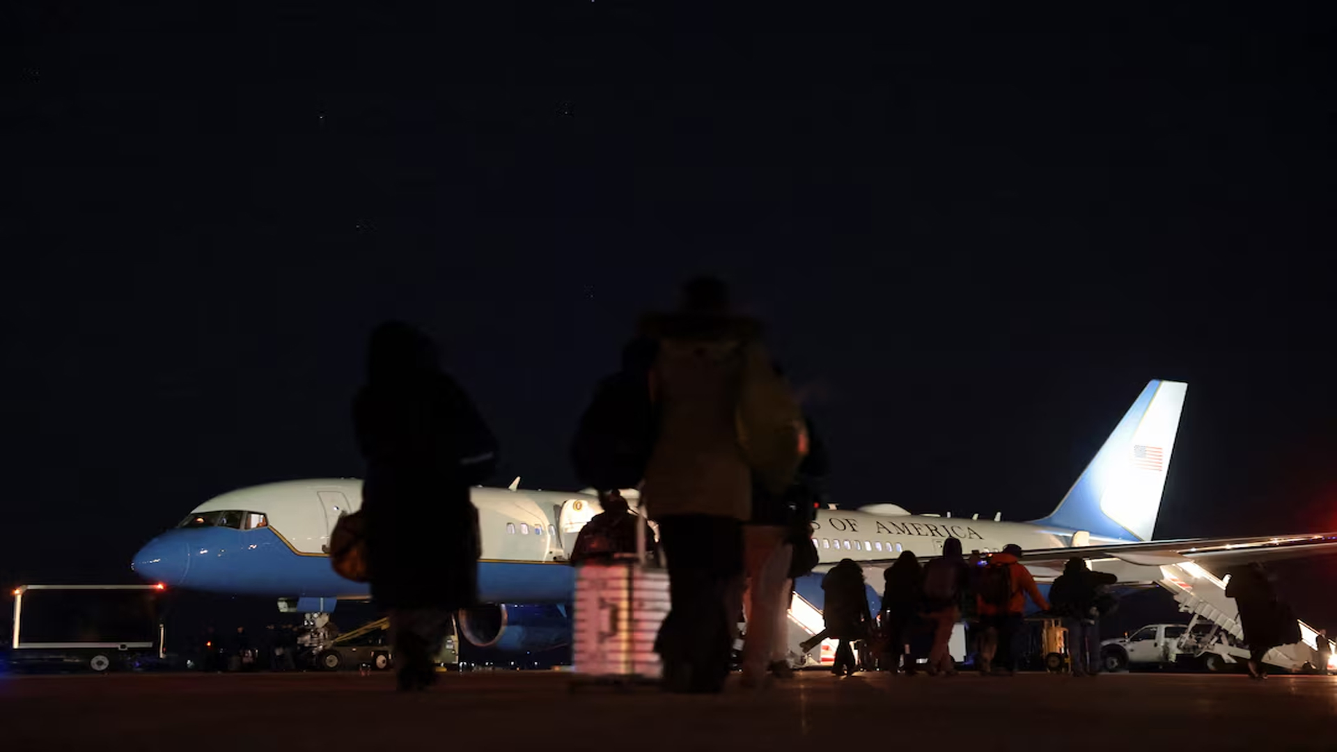 ট্রাম্পের বিমানে ‘বৈদ্যুতিক সমস্যা’, ফ্লাইট পরিবর্তন!