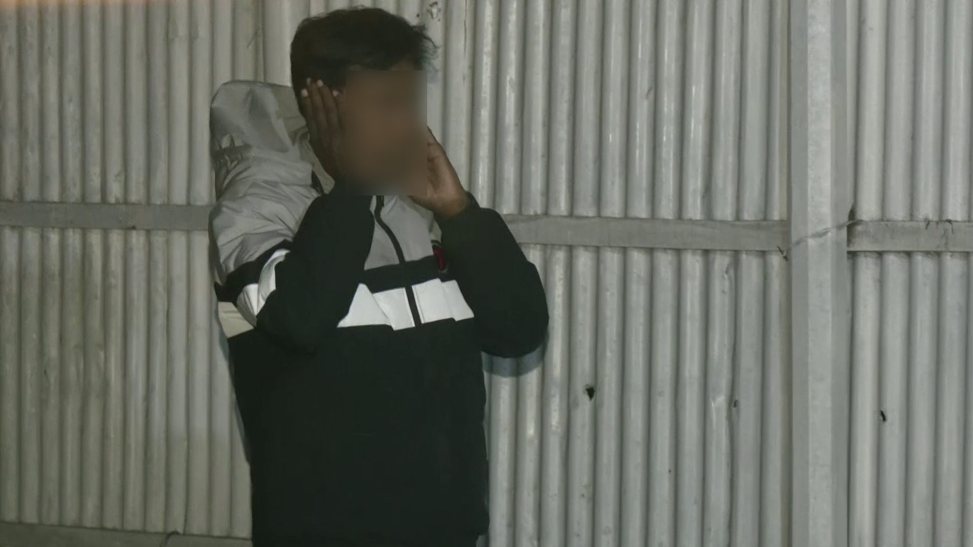 পুলিশ সদস্যকে কান ধরিয়ে দাঁড় করালো জনতা, ভিডিও ভাইরাল