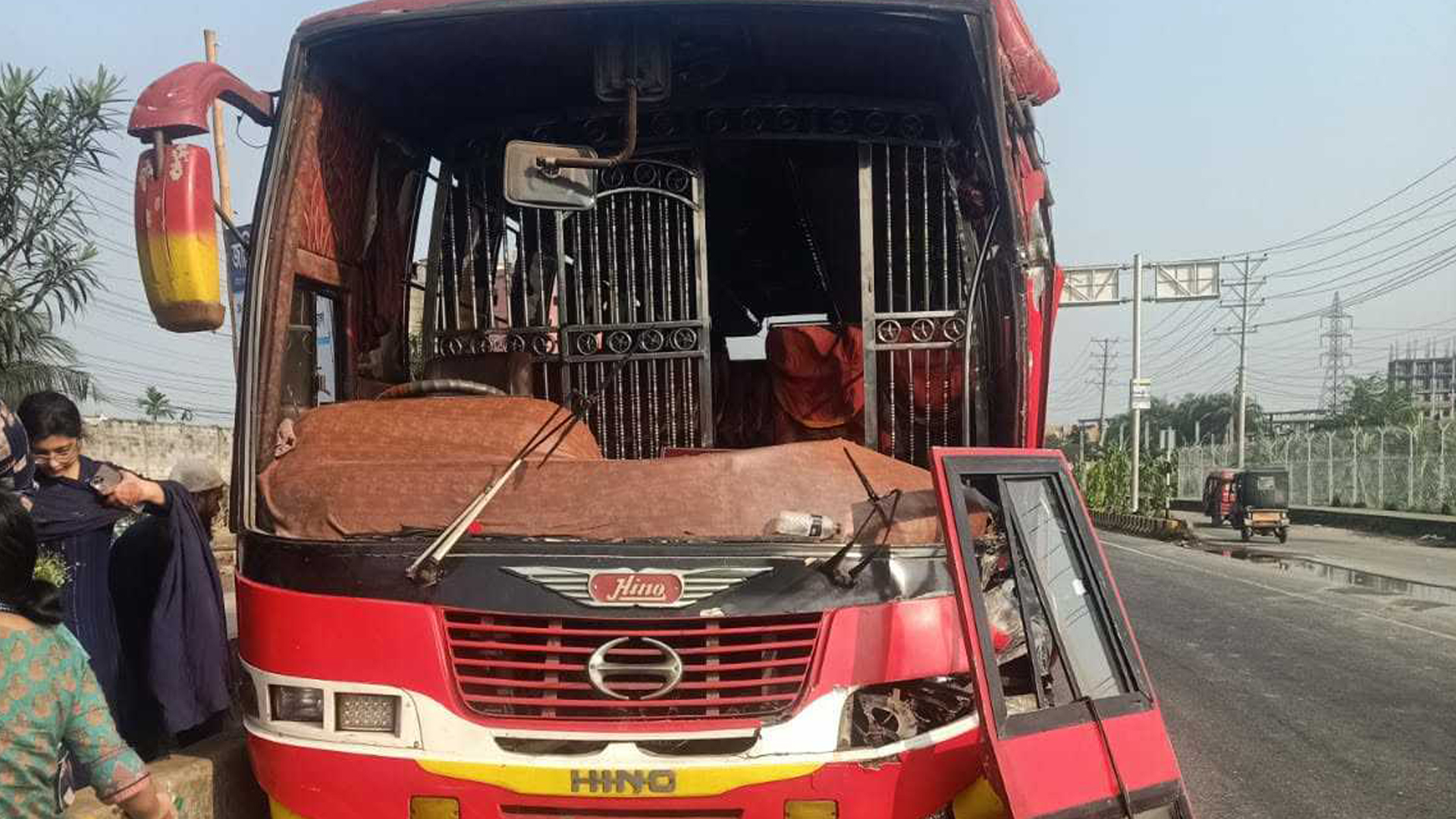 ফতুল্লায় যাত্রীবাহী বাসের চাপায় নারীর মৃত্যু, গাড়ি ফেলেই পালালো চালক-হেলপার