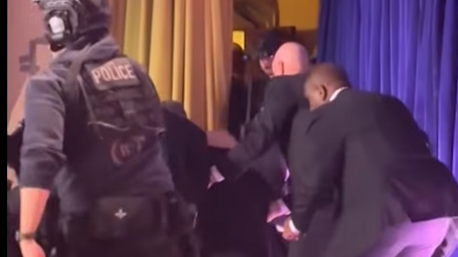 আতঙ্কে হোঁচট খেয়ে পড়ে যান ট্রাম্প! (ভিডিও)