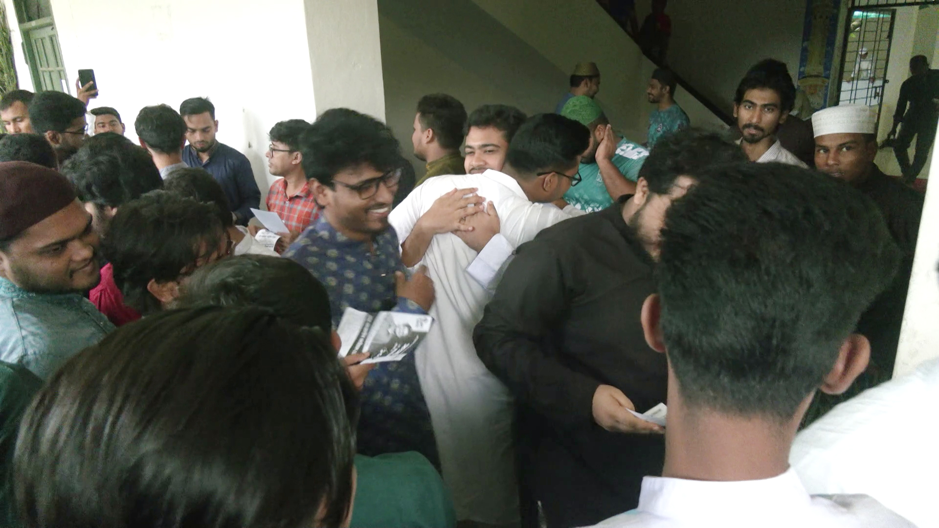 ডাকসু: শেষ সময়ের প্রচারণায় সকাল থেকেই ব্যস্ত প্রার্থীরা