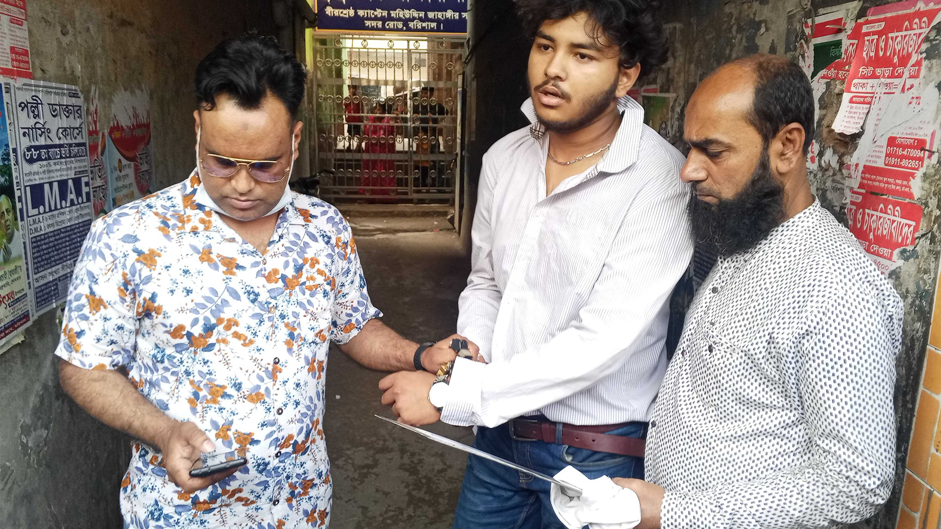 প্রেমিকার চোখের লেন্স পাল্টে না দেয়ায় দোকানীর ওপর হামলার চেষ্টা, অতঃপর...