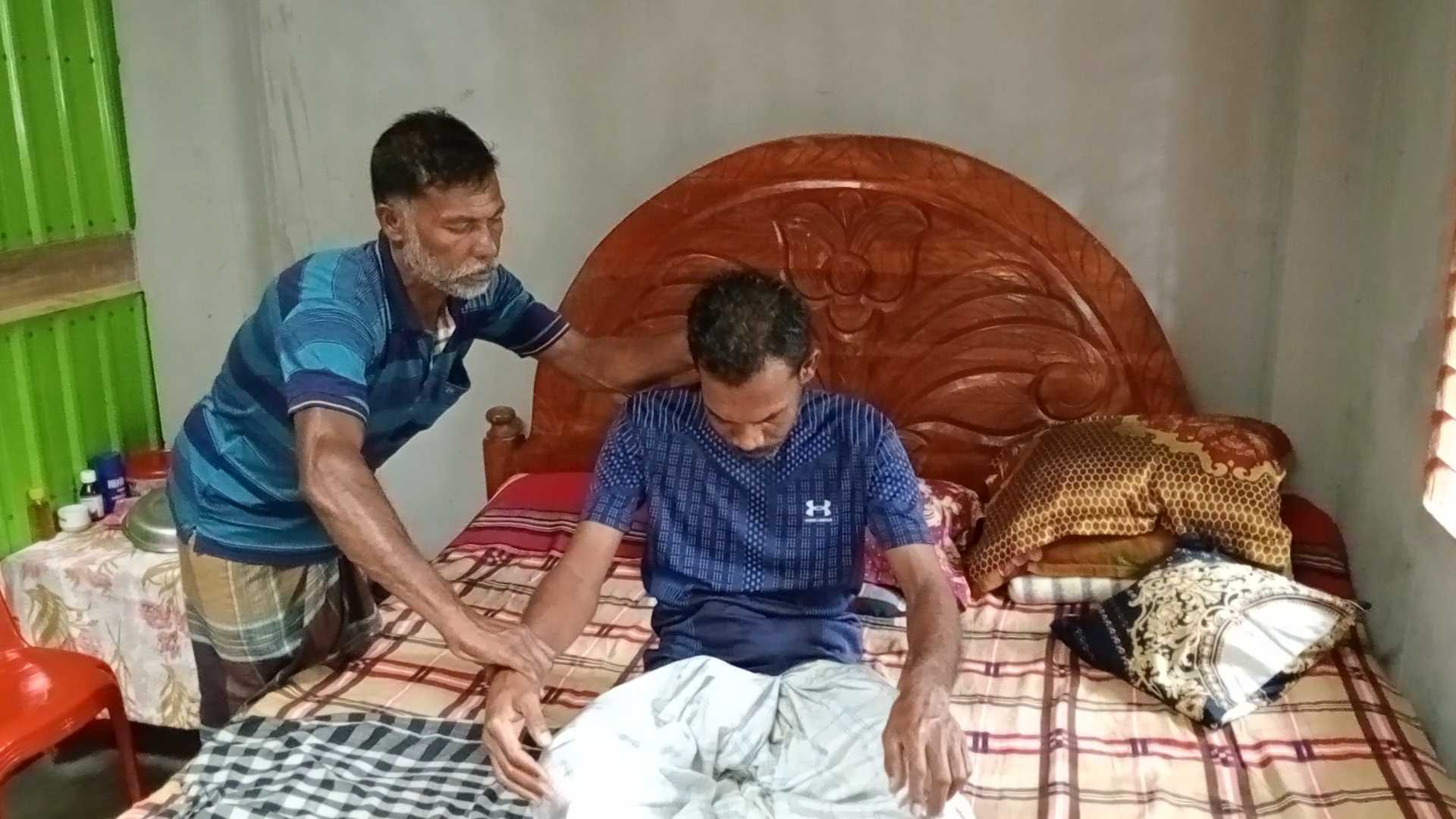 কেয়ারটেকারকে হ্যান্ডকাপ পরিয়ে ‘মারধর ডিবির’, ঝলসে দেয়া হয় পুরুষাঙ্গ