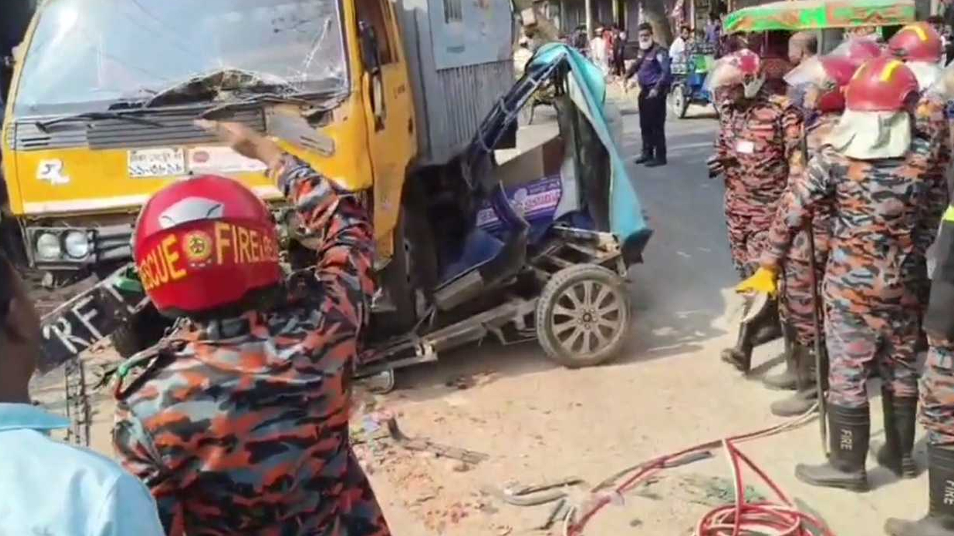 গাইবান্ধায় কাভার্ডভ্যানচাপায় নিহত ২