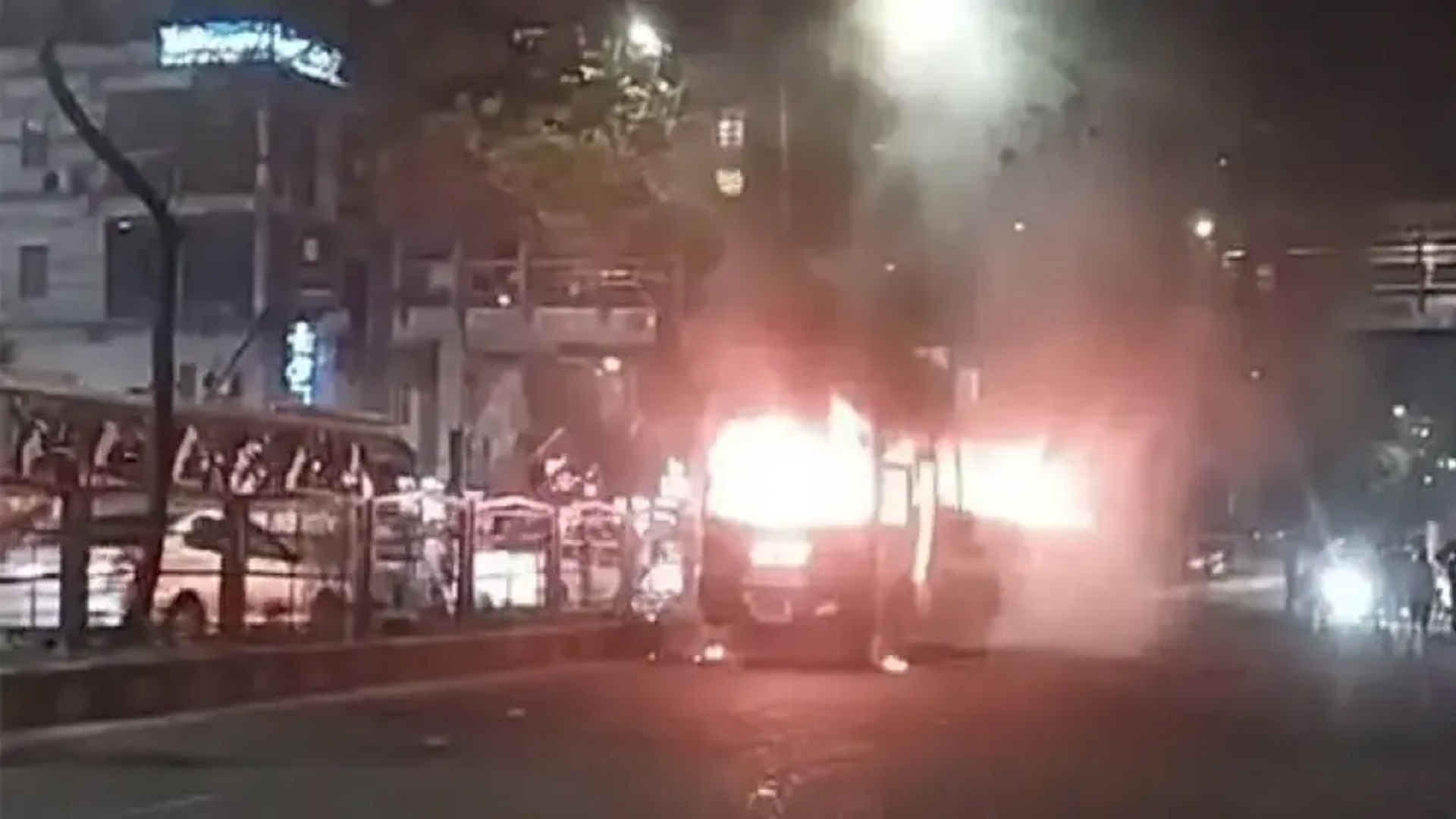 ধানমন্ডির ল্যাবএইড হাসপাতালের সামনে বাসে আগুন