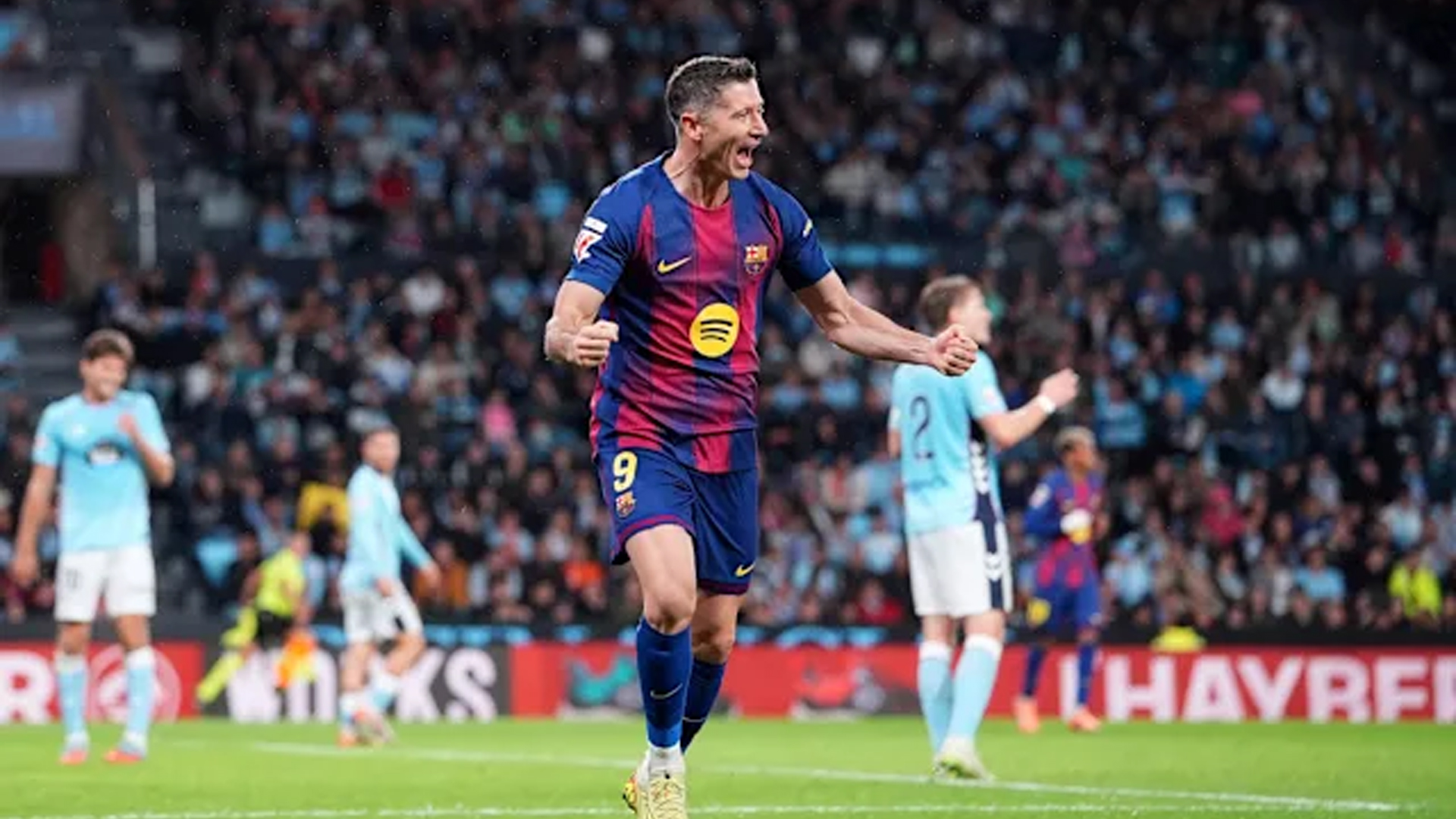 লেভানডোভস্কির হ্যাটট্রিকে বার্সেলোনার দারুণ জয়