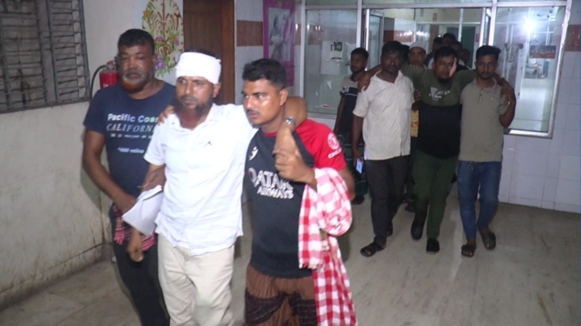 অভিযানে জেলেদের হামলায় নির্বাহী ম্যাজিস্ট্রেটসহ আহত ১৫, আটক ২৭
