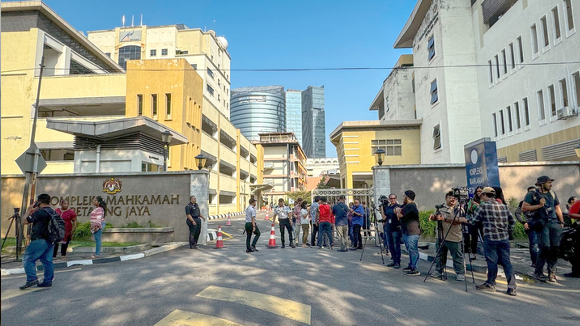 মালয়েশিয়ায় অবৈধ অভিবাসীদের আশ্রয় দেয়ায় তিন নিয়োগকর্তাকে জরিমানা