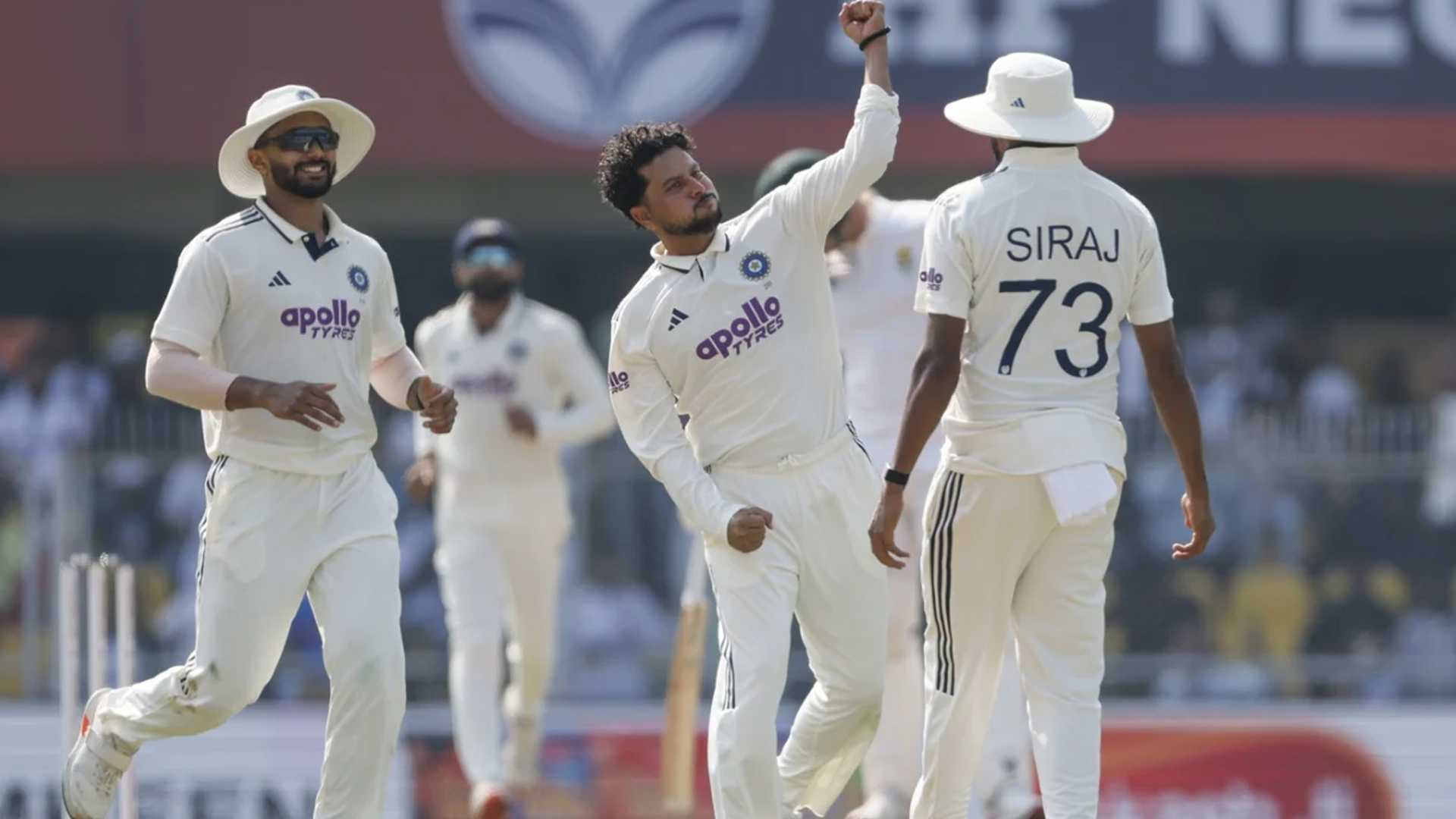 শেষ বিকেলে কুলদীপের ঘূর্ণিতে স্বস্তি নিয়ে দিন পার ভারতের