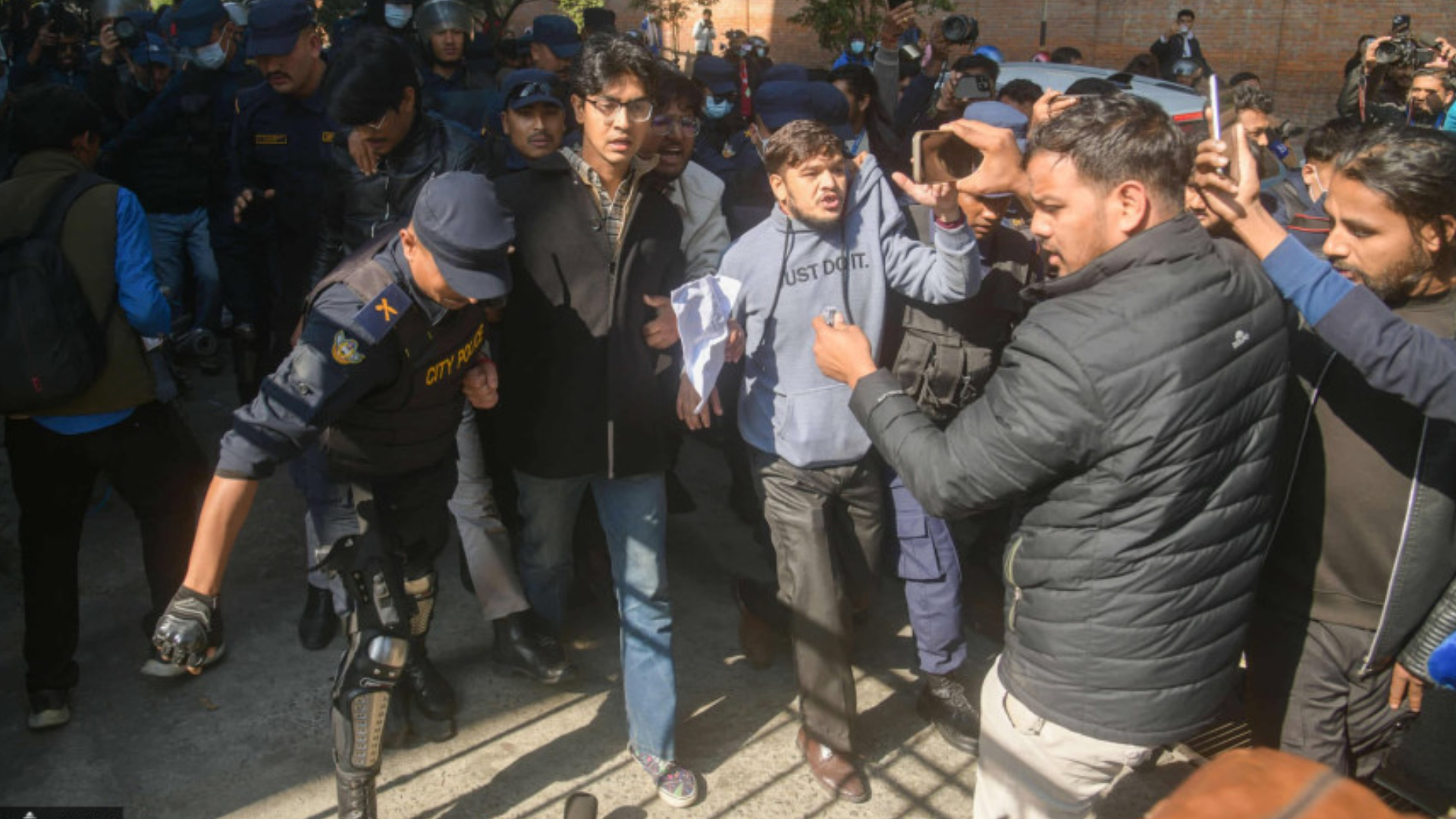 নেপালের প্রধানমন্ত্রীর বিরুদ্ধে স্বজনপ্রীতির অভিযোগ, প্রতিবাদকারীদের সরাল পুলিশ