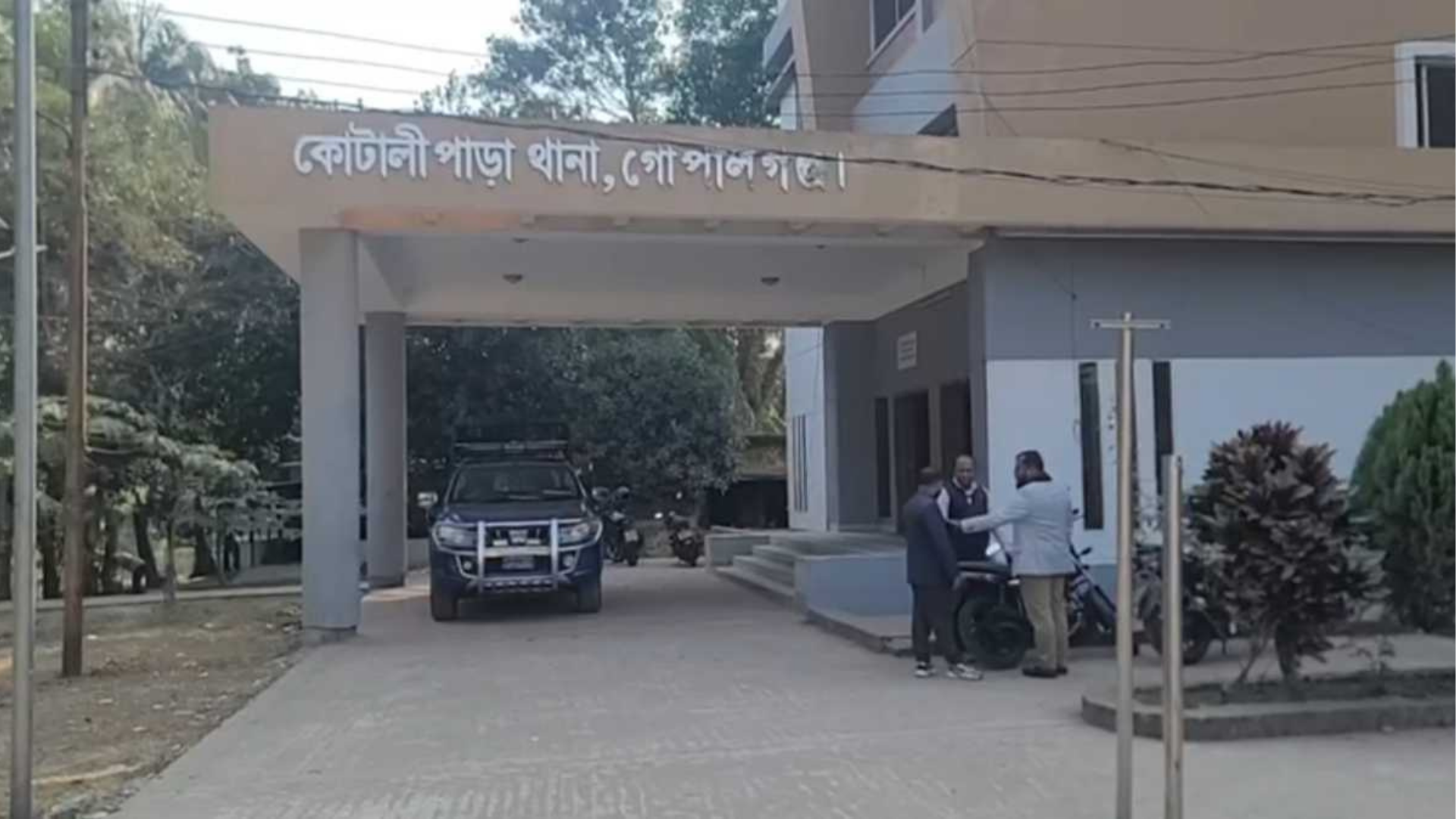 গোপালগঞ্জে থানায় ককটেল নিক্ষেপ, ৩ পুলিশ সদস্য আহত