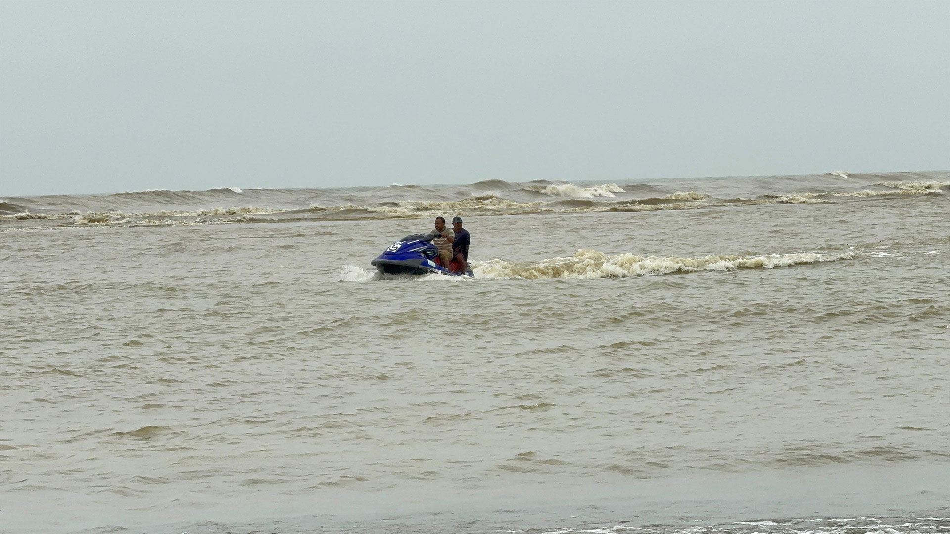 অন্ধকারে উদ্ধার কার্যক্রম স্থগিত, এখনও নিখোঁজ চবির দুই শিক্ষার্থী