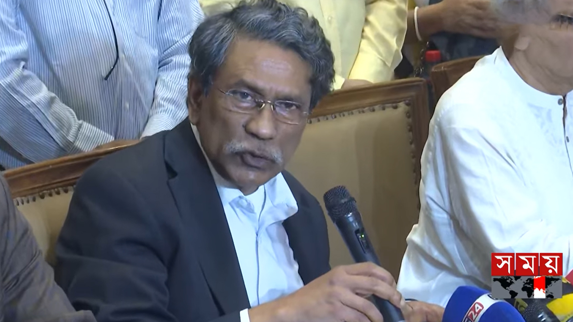 দেশে ফিরেছেন আলী রীয়াজ