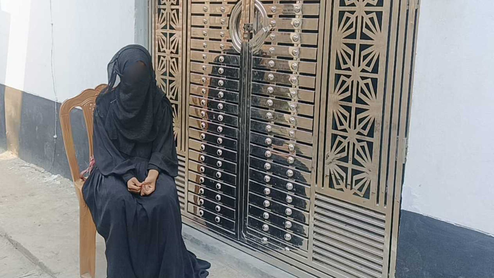 বিয়ের দাবিতে প্রেমিকের বাড়িতে তরুণীর অনশন