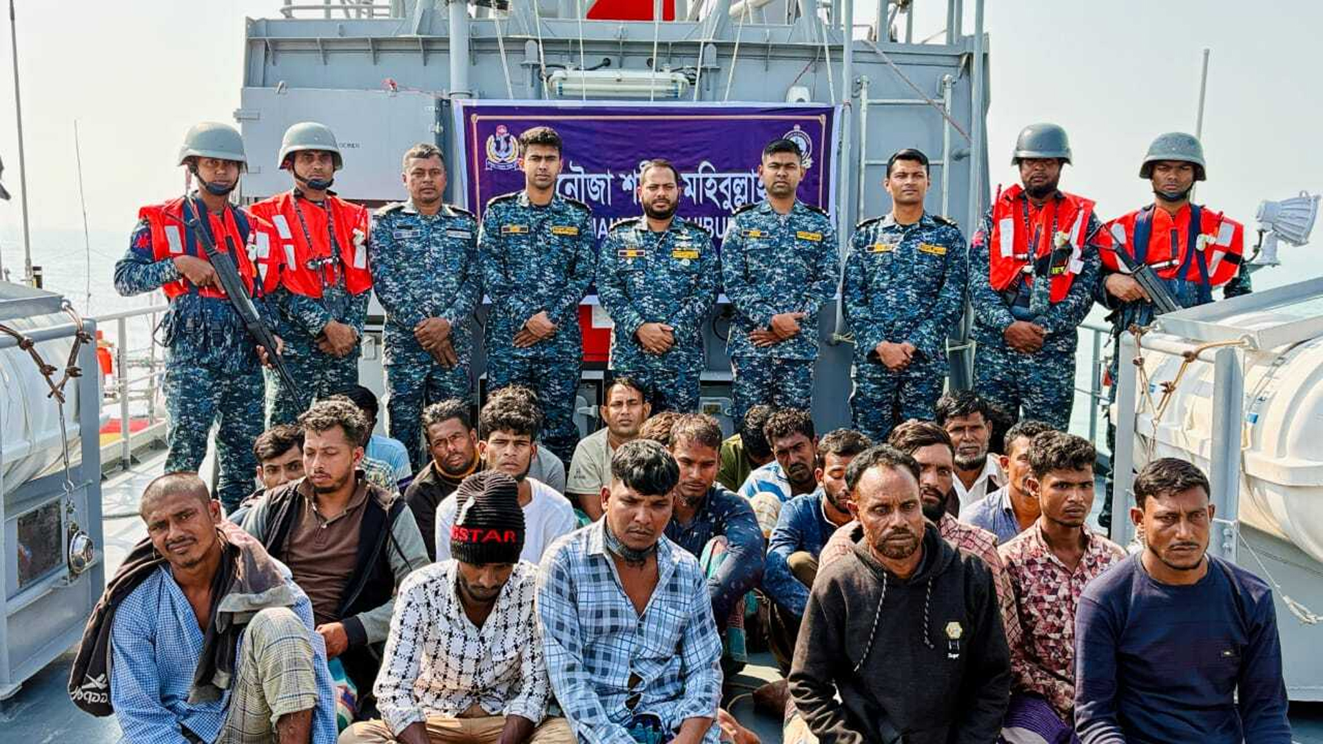 মিয়ানমারে পাচারকালে ১৭৫০ বস্তা সিমেন্টসহ আটক ২৩