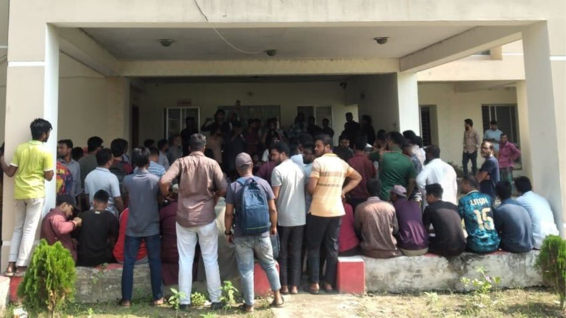 পরীক্ষায় অনিয়মের অভিযোগে কুষ্টিয়ায় সিভিল সার্জন কার্যালয় ঘেরাও