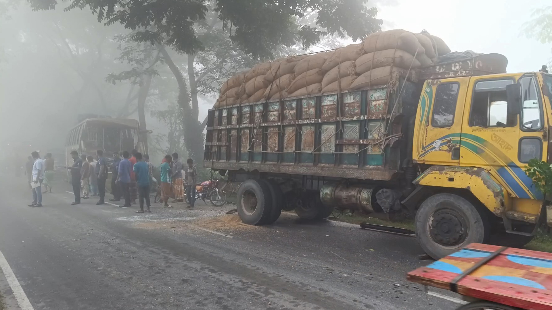বিকল হওয়া ধানবোঝাই ট্রাকে বাসের ধাক্কা, প্রাণ গেল হেলপার আলিমুলের
