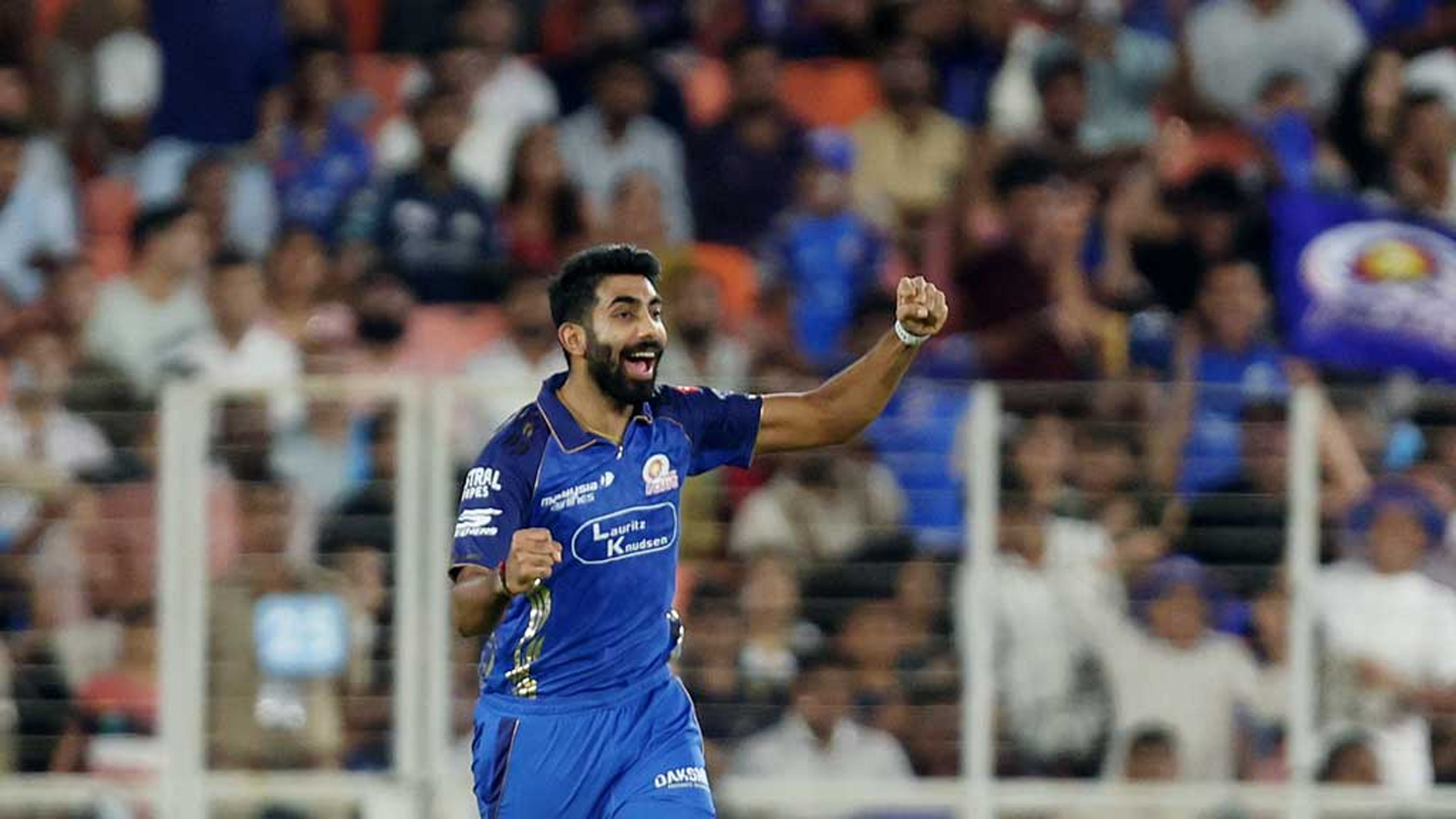 অবশেষে উইকেটের দেখা পেলেন বুমরাহ