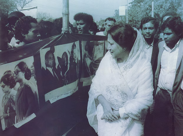 আশির দশকে জাতীয়তাবাদী ছাত্রদলের প্রতিষ্ঠাবার্ষিকী উপলক্ষে ঢাকা বিশ্ববিদ্যালয়ে এক আলোকচিত্র প্রদর্শনীতে খালেদা জিয়া।
