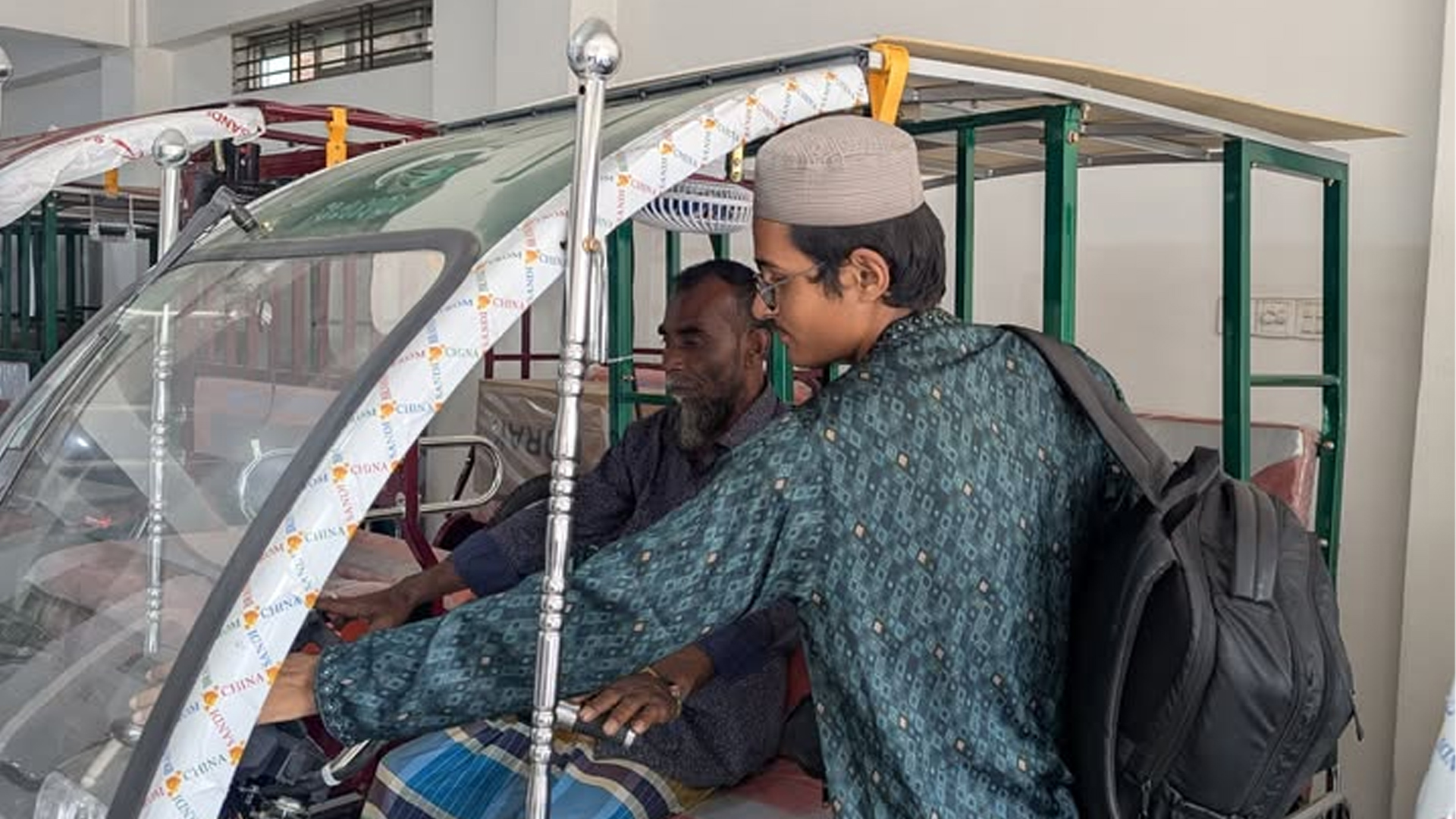 শহীদ হৃদয়ের বাবাকে অটোরিকশা দিলো সাধারণ আলেম সমাজ