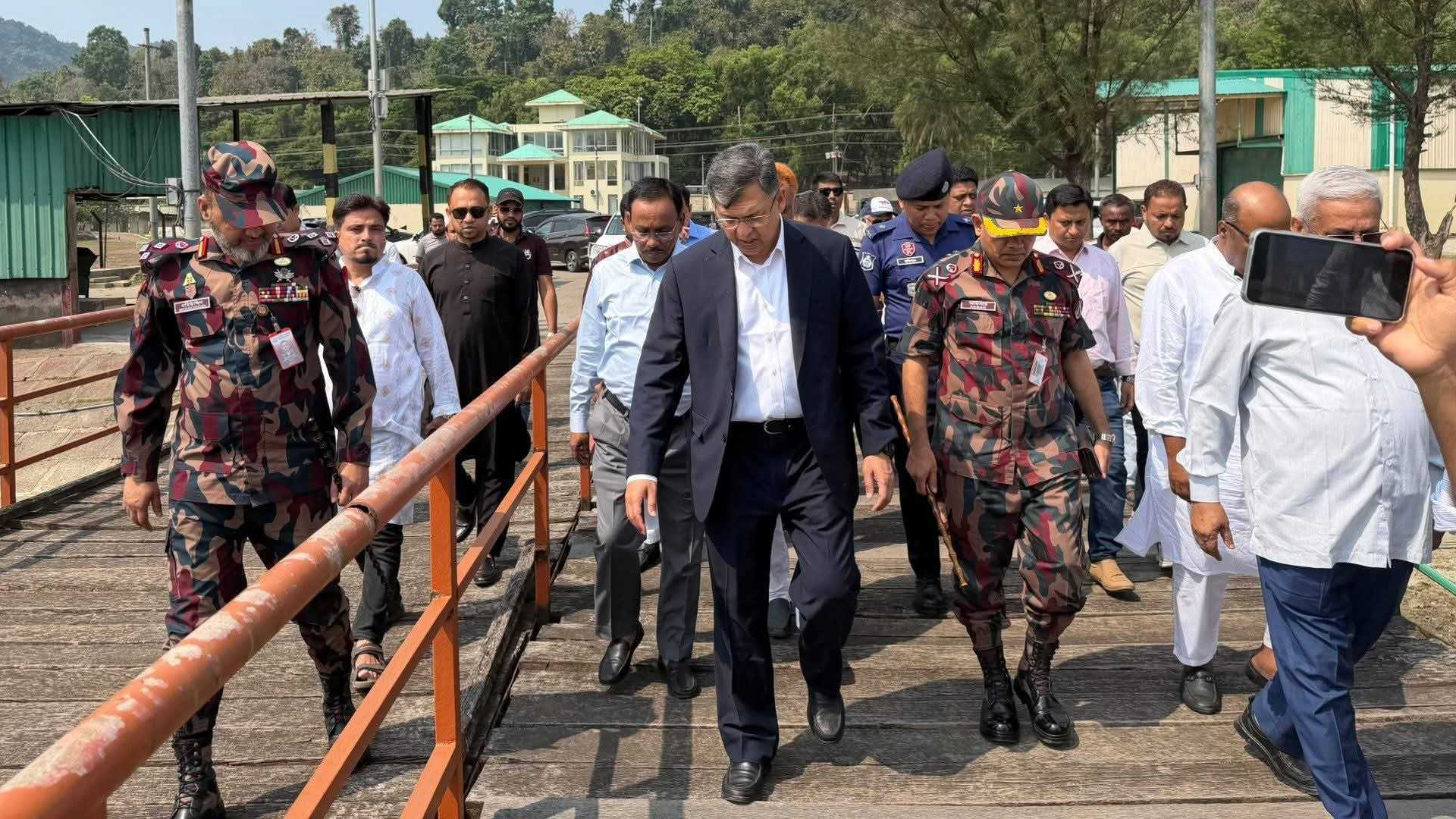 টেকনাফ স্থলবন্দর পরিদর্শন করলেন স্বরাষ্ট্রমন্ত্রী