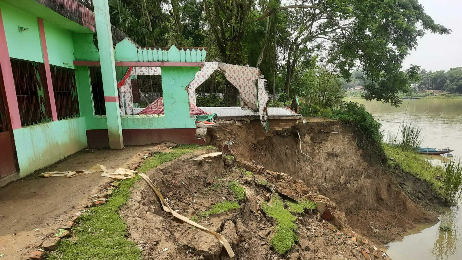 কুশিয়ারার ভাঙনের কবলে শত বছরের ঐতিহ্যের স্থাপনা