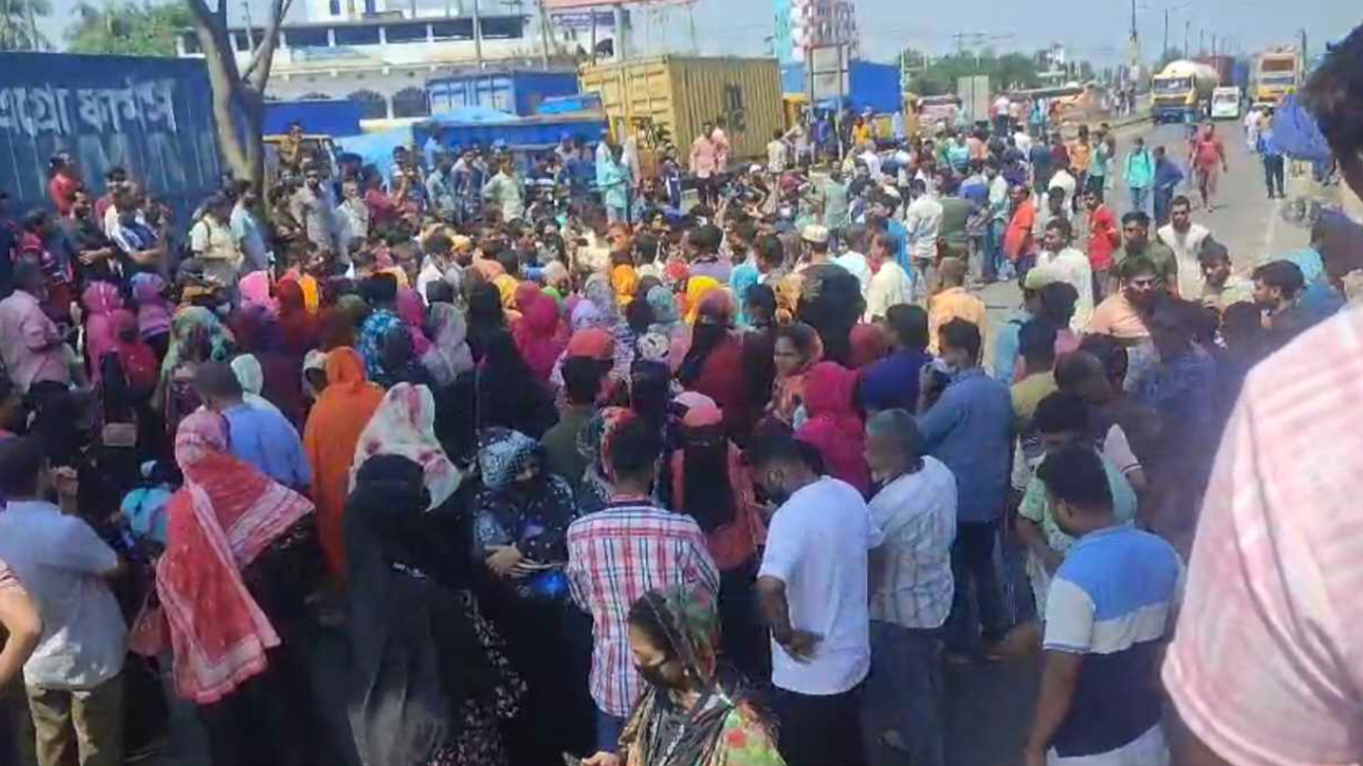 বকেয়া বেতনের দাবিতে ঢাকা-চট্টগ্রাম মহাসড়ক অবরোধ, তীব্র যানজট