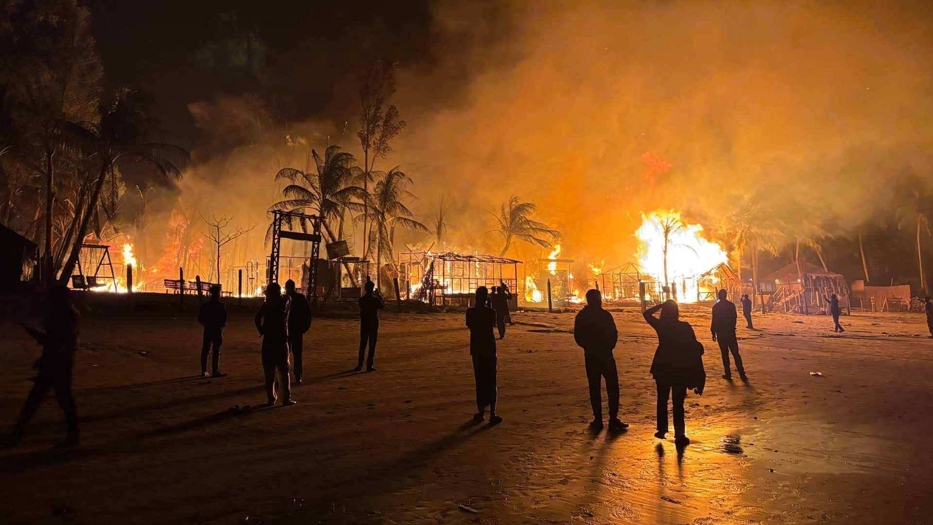 বালিয়াড়িতে পোড়ানো ময়লা থেকে ময়লা থেকে আগুনের সূত্রপাত বলে ধারণা করছেন স্থানীয়রা। ছবি: সময় সংবাদ