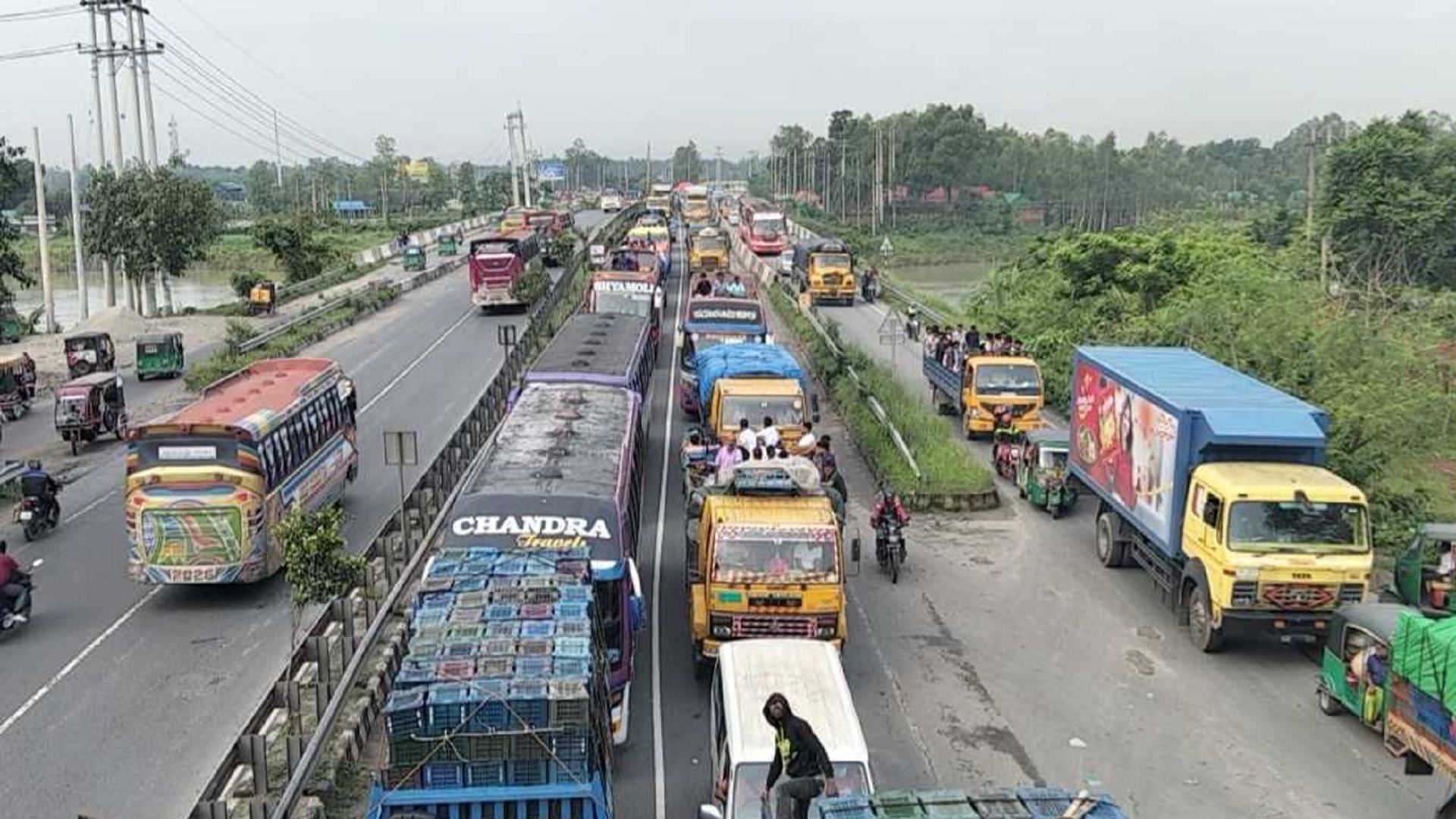 ঢাকা-টাঙ্গাইল মহাসড়কে ৪৫ কিলোমিটার এলাকাজুড়ে তীব্র যানজট