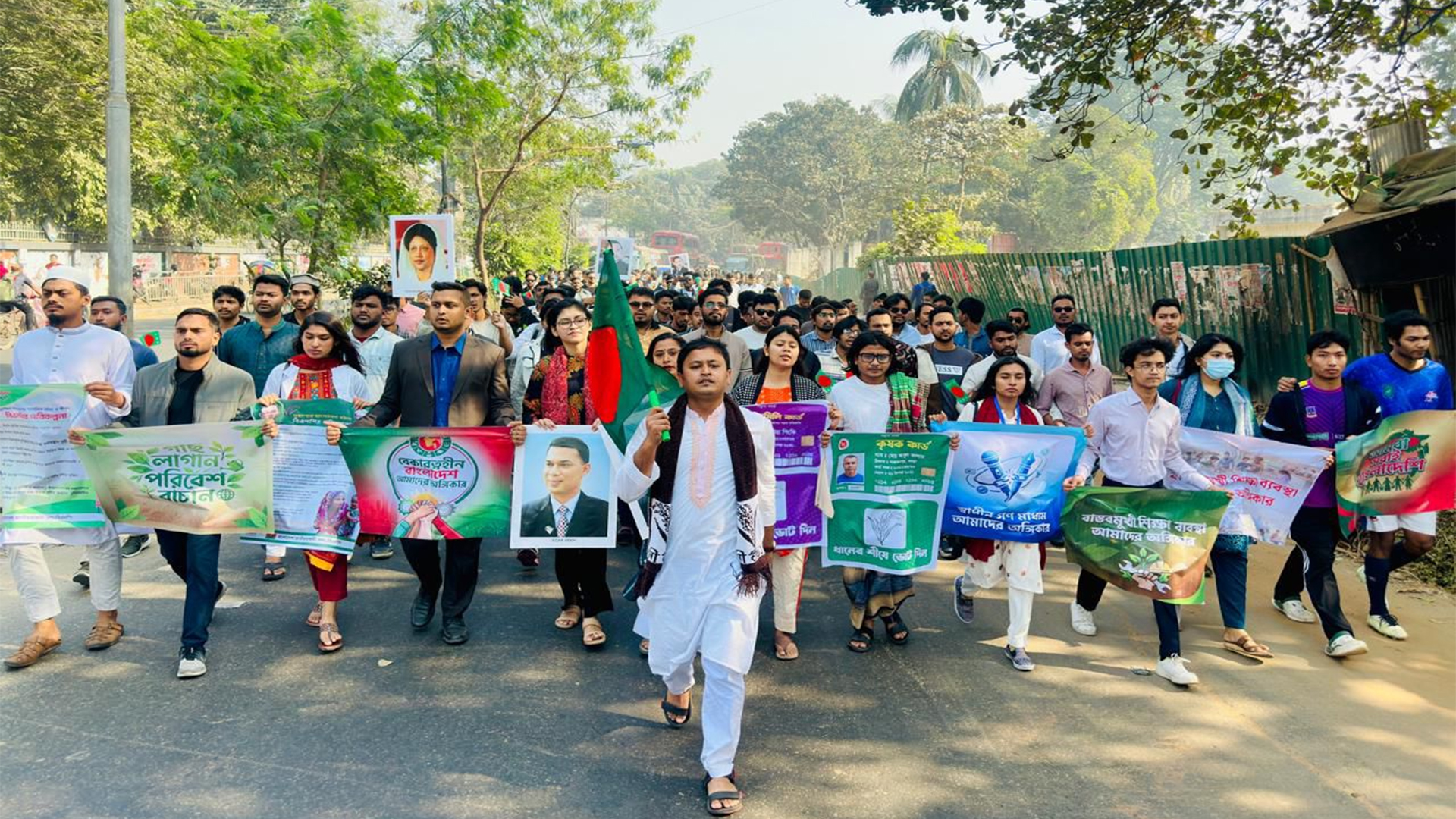 তারেক রহমানকে স্বাগত জানিয়ে ঢাবি ছাত্রদলের আনন্দ মিছিল