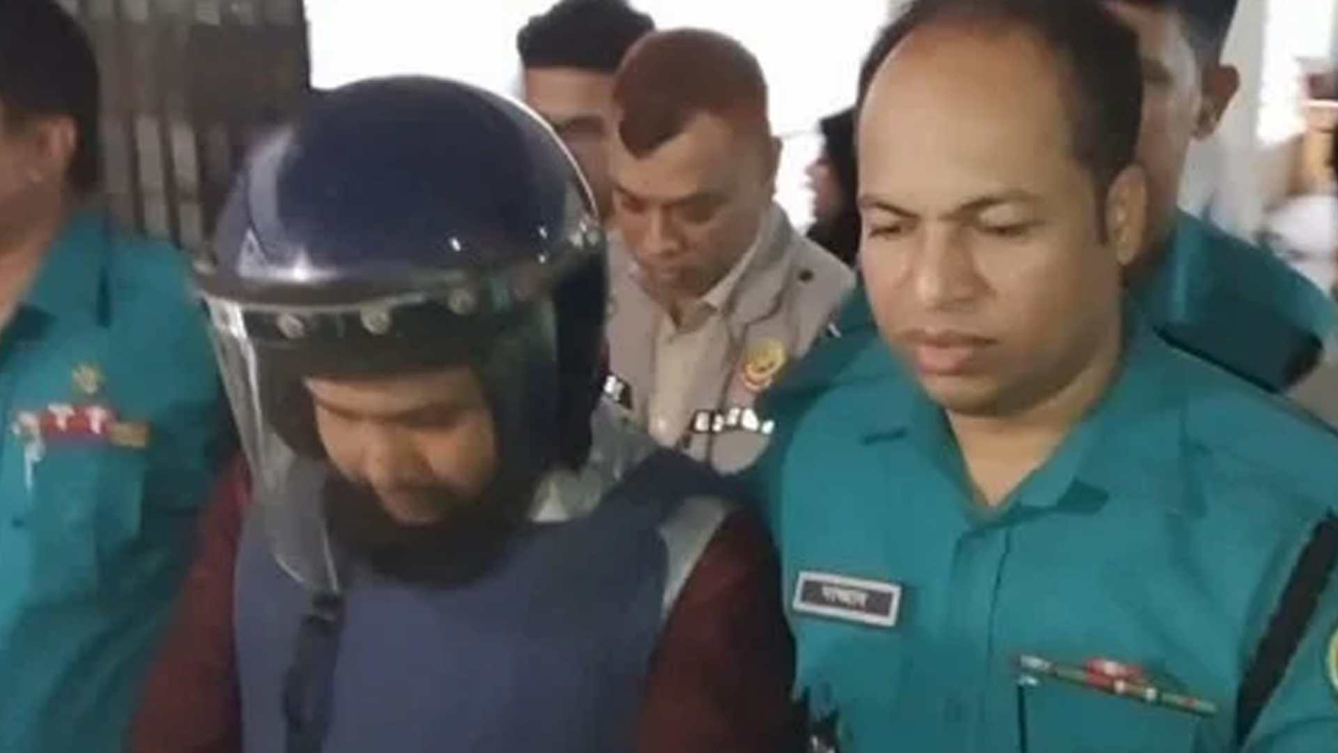 হাদিকে গুলি: ফয়সালকে গাড়ি দিয়ে পালাতে সহায়তা করা নুরুজ্জামান রিমান্ডে - Bangla24.Top