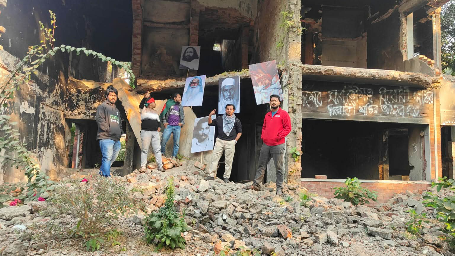 ধানমন্ডি ৩২ নম্বরের ভাঙা বাড়িতে হাদি-ভাসানীর ছবি - Bangla24.Top