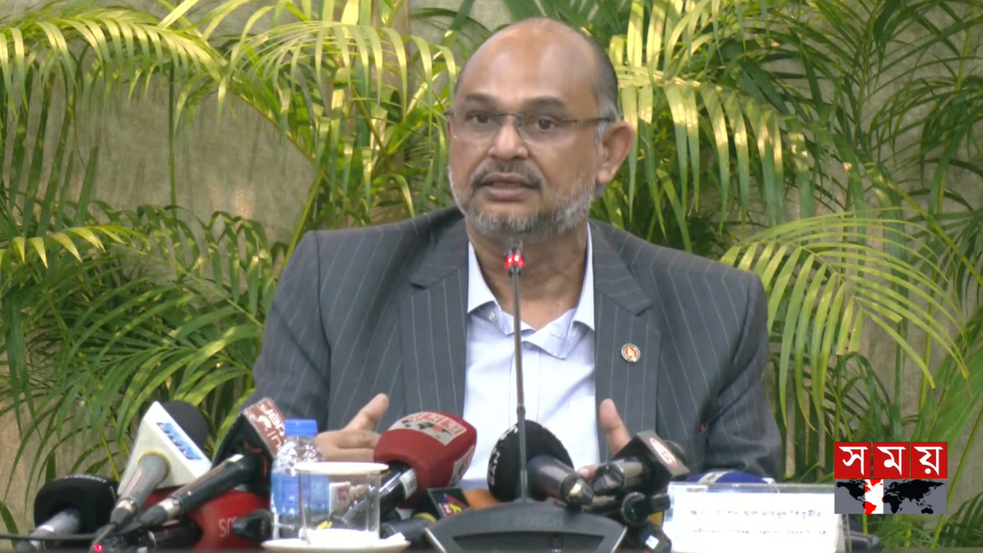 তড়িঘড়ি করে অপ্রয়োজনীয় প্রকল্প নেবে না সরকার: অর্থ উপদেষ্টা