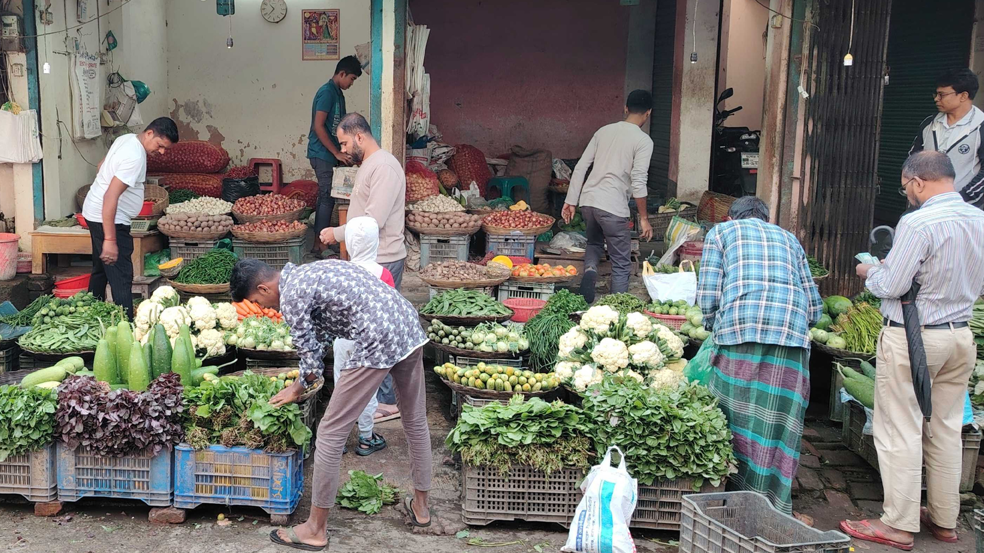 শীতের আমেজ শুরু হলেও যশোরে চড়া সবজির বাজার, দামে হতাশ ভোক্তারা