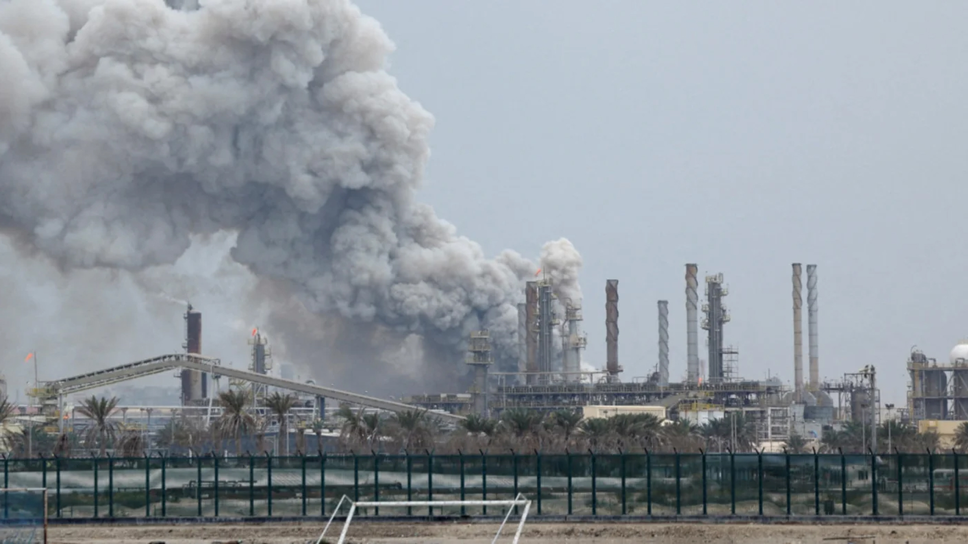 যুদ্ধের ক্ষত না শুকাতেই মধ্যপ্রাচ্যে ট্রাম্পের ‘বাণিজ্যিক কূটনীতি’!